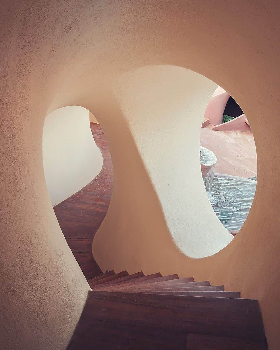 リモワさんのインスタグラム写真 - (リモワInstagram)「An architectural modern-day maze facing the Mediterranean Sea.⁣⁣⁣⁣⁣ ⁣⁣⁣⁣⁣⁣⁣⁣⁣⁣ ⁣⁣⁣⁣⁣Captured by @romainlaprade.」6月29日 22時00分 - rimowa