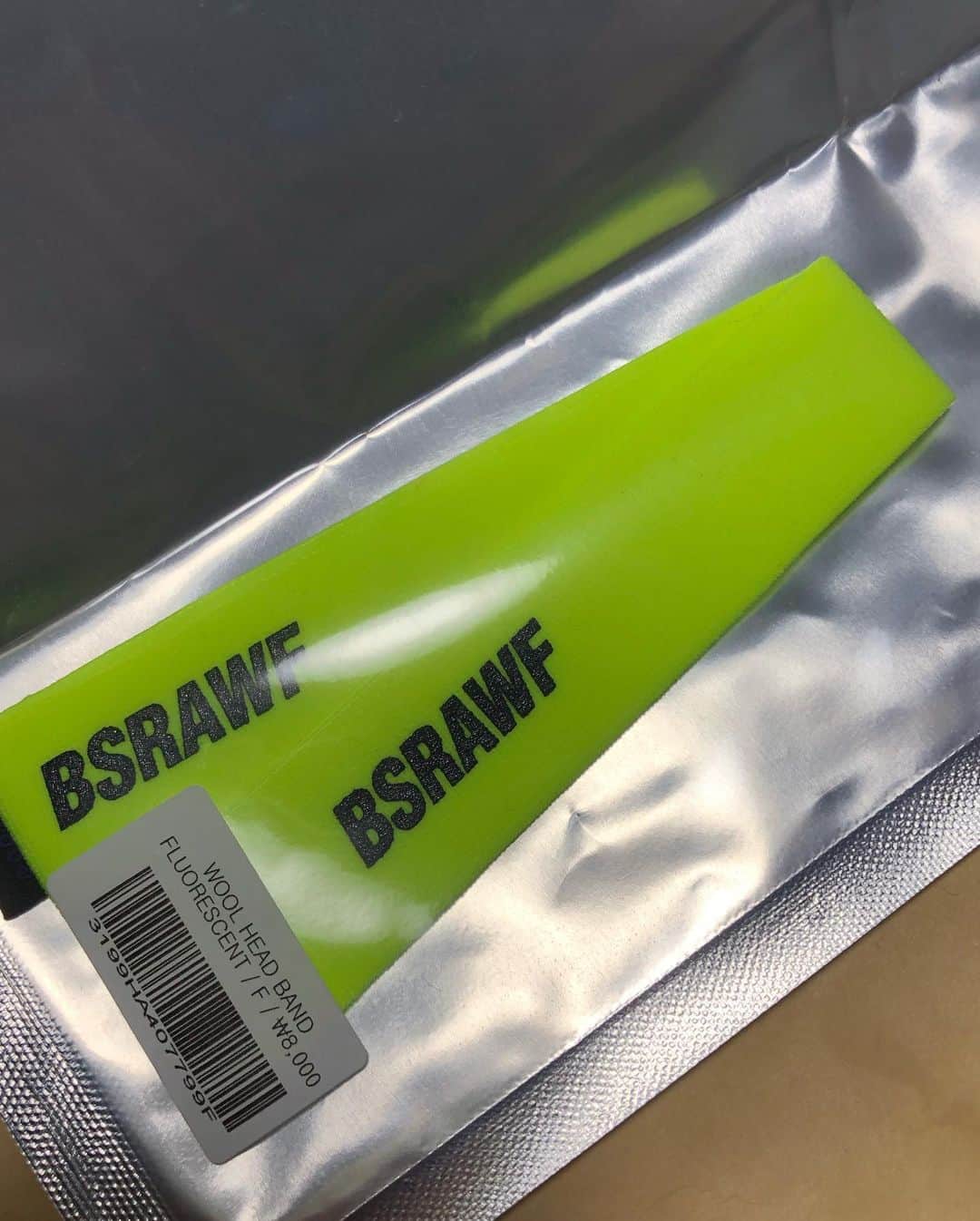 ジュンペイさんのインスタグラム写真 - (ジュンペイInstagram)「. 明日から雨やってー . しごおわのスケボーが出来なくなる . とりあえず、次滑るまでの間 . イメトレやな . ある意味オフトレやな . スノボーのオフトレで始めたスケボー . そのスケボーのオフトレってw . もう何がなんだ . ま、楽しかったらいっか . あ、このヘアバン . 応募して当たったやーつ✌️ . #スケボー #sk8 #スケボー男子 #ヘアバン男子 #bsrabbit」6月29日 22時00分 - kk_jayp