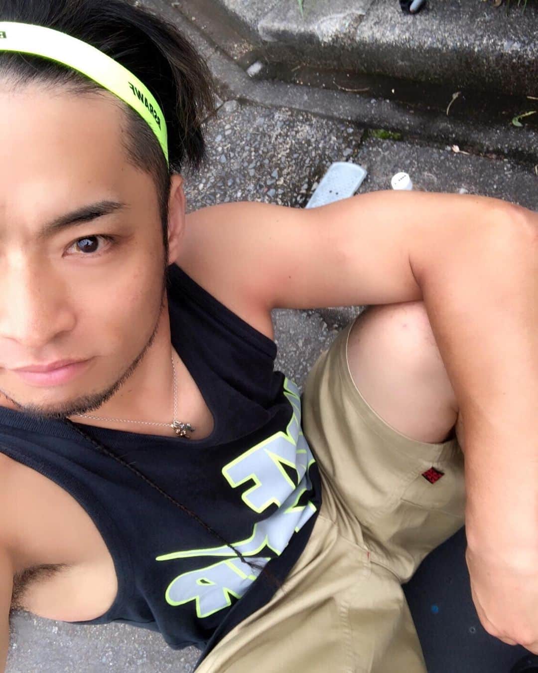 ジュンペイのインスタグラム：「. 明日から雨やってー . しごおわのスケボーが出来なくなる . とりあえず、次滑るまでの間 . イメトレやな . ある意味オフトレやな . スノボーのオフトレで始めたスケボー . そのスケボーのオフトレってw . もう何がなんだ . ま、楽しかったらいっか . あ、このヘアバン . 応募して当たったやーつ✌️ . #スケボー #sk8 #スケボー男子 #ヘアバン男子 #bsrabbit」