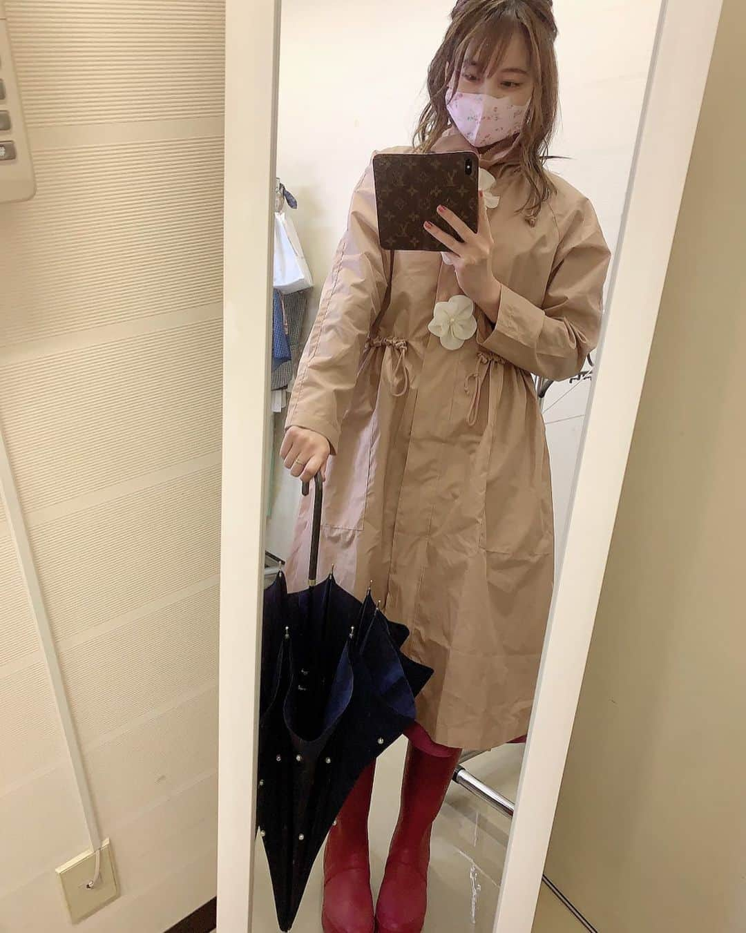 磯田彩実さんのインスタグラム写真 - (磯田彩実Instagram)「. . #きょうは雨の日のフル装備. #☔️#🙃. . #outfit. #カッパ#chesty#🧥. #長靴#hunterboots #👢 . #雨傘#maisondefleur#🌂 . . . #雨の日は好きじゃないけど. #レイングッズで楽しんでます. . 雨の日だけ着られる特別なお洋服という枠で💙. . #レインブーツ#レインコート#と言うのね#ながぐつ#雨具. #レイングッズ. #tvh#アナウンサー#磯田彩実. . @chesty_official @hunterboots @maisondefleur_press」6月29日 22時02分 - ayami_isoda.tvh7