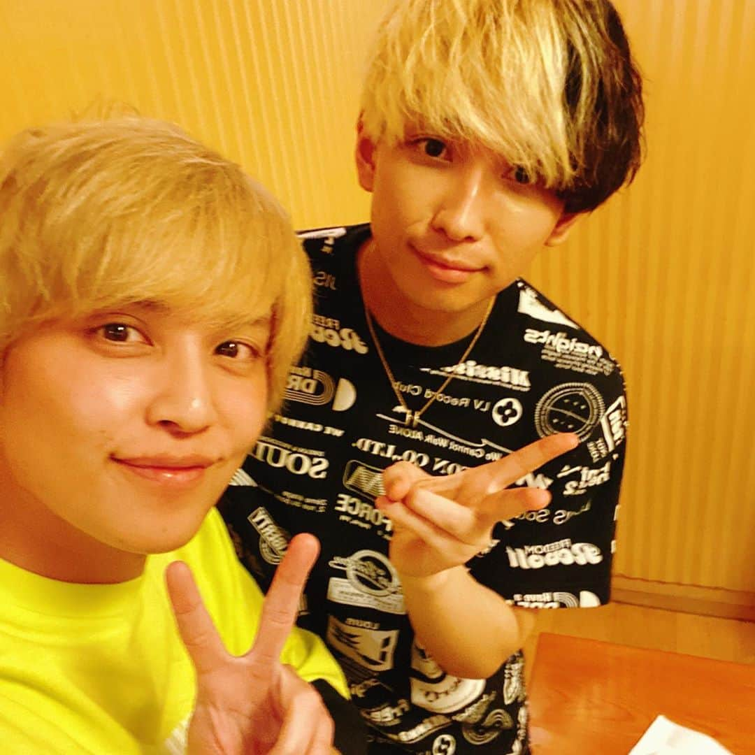 手越祐也さんのインスタグラム写真 - (手越祐也Instagram)「ヒカルとご飯ー！美味しかった(^^)  Had a dinner with my frriend Hikaru(=Japanese top famous youtuber) tonight!! That was delicious and had fun!!  #手越祐也 #yuyategoshi」6月29日 22時12分 - yuya.tegoshi1054