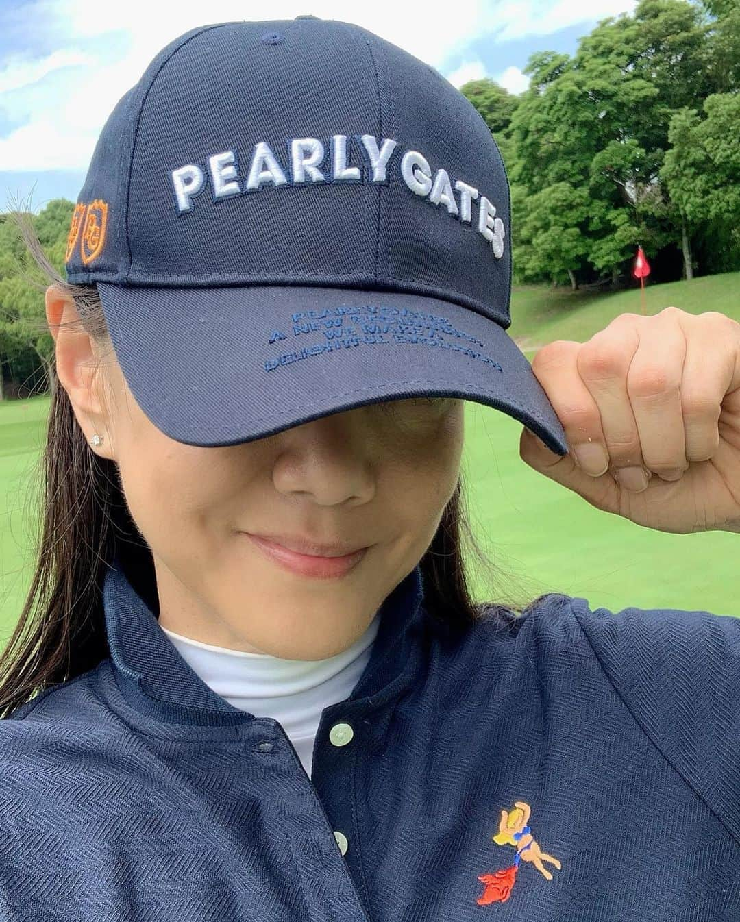 前田典子さんのインスタグラム写真 - (前田典子Instagram)「#ゴルフ #今年初⁉️😱 #半年ぶりのゴルフ⛳️ #やっと行けた❣️ #ゴルフウェア　は @pearlygates_official  #パーリーゲイツコーデ  #夫婦　で #暑かった😵💦 めっちゃ汗かいて髪がウエッティ💦 でも、梅雨の晴れ間にゴルフに行けてラッキー😊 #久しぶりだったし #スコアはきかないでw  #練習場も行けてない  #たぬき　に遭遇 ゴルフ場での癒し動物💕 たぬき吉はうちのぐっちゃんに似てた😘 カラスにはカートに置いてたおやつを持ってかれたよ😩 夏ゴルフ合宿したいなぁ🏌️‍♀️」6月29日 22時07分 - maenorichang