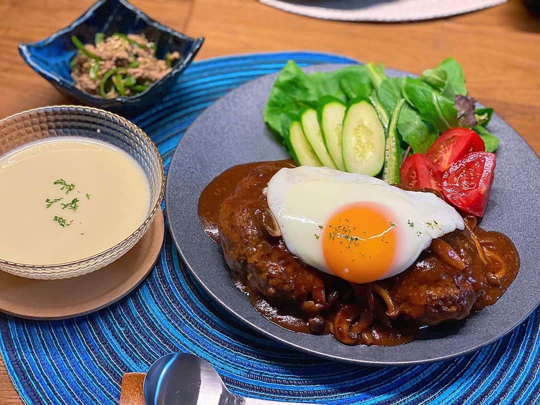 のインスタグラム：「❤︎ 今日は、煮込みチーズハンバーグ. 🍳 でもメインより手間をかけたのは 冷製コーンポタージュ🌽🌽 野菜のお出汁と、とうもろこしの芯で じっくり煮込んで滑らかになるまで 漉して、しっかり冷やしたので 暑い日にぴったり、、！☺️💓 我ながら満足〜〜🤤🤤 これは永遠に飲める笑 ・ 載せ忘れてた最近のご飯も✨ 洋食の日もあれば和食の日もあります🤗 ・ ・ 毎日マスク生活なので 最近はずーっとナチュラルメイク🙂 写真だと実際より短く見えるけど 先日髪も少し短くしたので楽ちん✨ いつもお料理投稿ばかりだけど、 コメントありがとうございます🥰 #お家ご飯#手作り#cooking #料理#趣味#asakitchen」