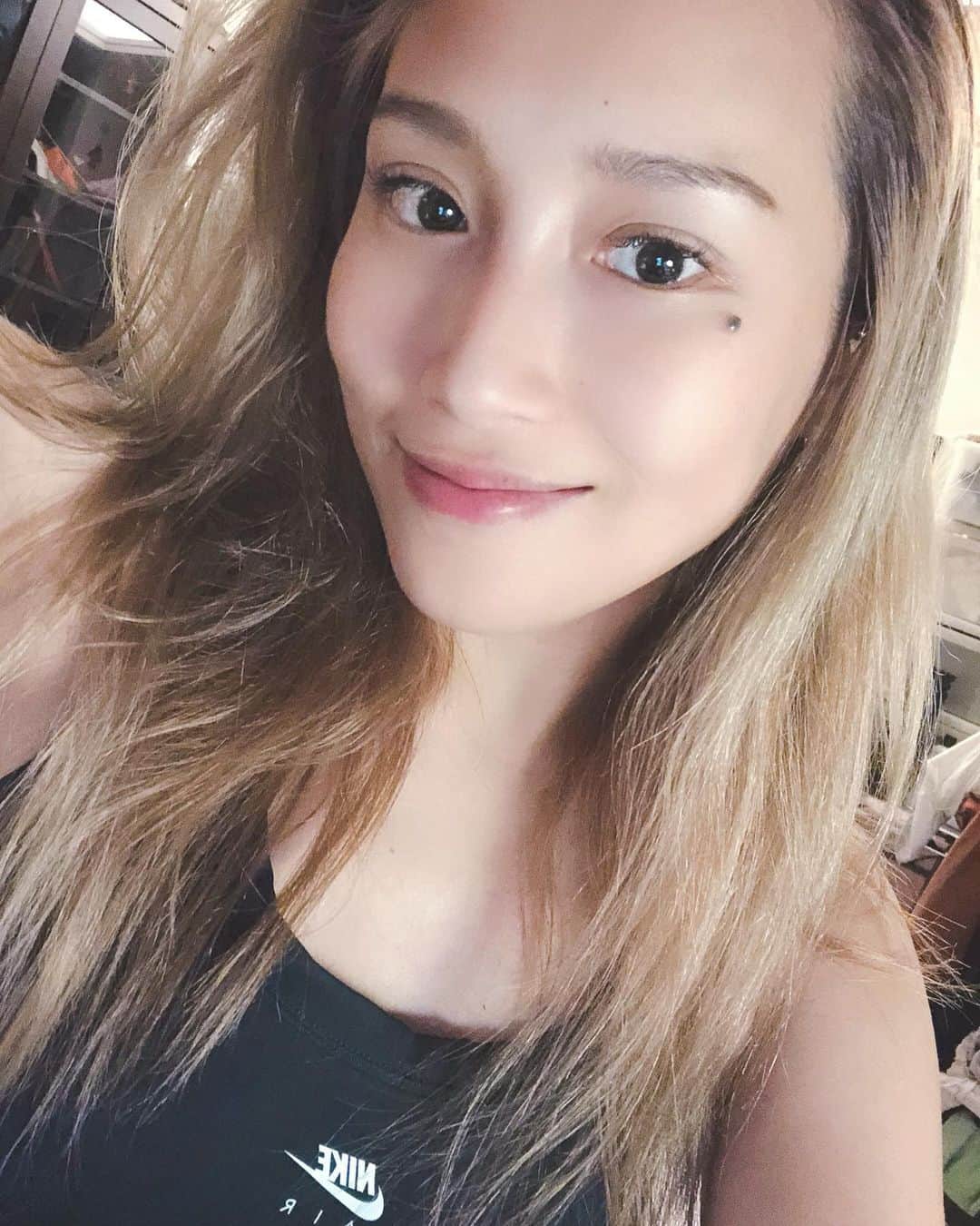 安柏兒のインスタグラム：「素顏就是爽 （好啦我有畫一點眉毛）  前兩週皮膚加身體狀況開始警告我了 曬太多太陽又東跑西跑 不僅累壞了 左臉還長了一顆凸的東西  對應我右邊的痣 若演變成大痣一左一右相呼應的話 怎麼想都很不性感  這次做了水飛梭試試急救一下這個慘面 本來就沒有追求美白 但是小麥肌也是需要發亮的 下次再去我要拍最後步驟的面膜記錄下來分享 除了過程感受很舒服療癒之外 面膜摘下來簡直是做了一張我的臉皮 😂😂 太高科技了  好想把我的臉皮帶回家 😂  總之認真的調養自己是真的必須 健康第一  好嗎 朋友們 我要復活了 🔥  #第一張是目前的我  #一做完臉皮膚就亮了✨ #好像該補染了😆 #璞之妍 #essenangelo #水飛梭 #質感醫美 #HydraFacial」