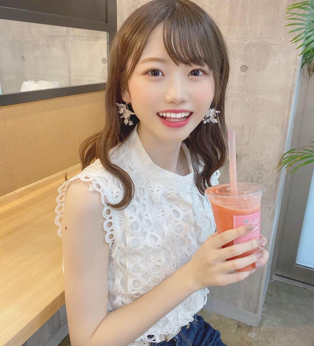 本田依里佳のインスタグラム：「いちごスムージーを飲みました！🍓 暑い日のスムージーはいつも以上に美味しいです☁️」