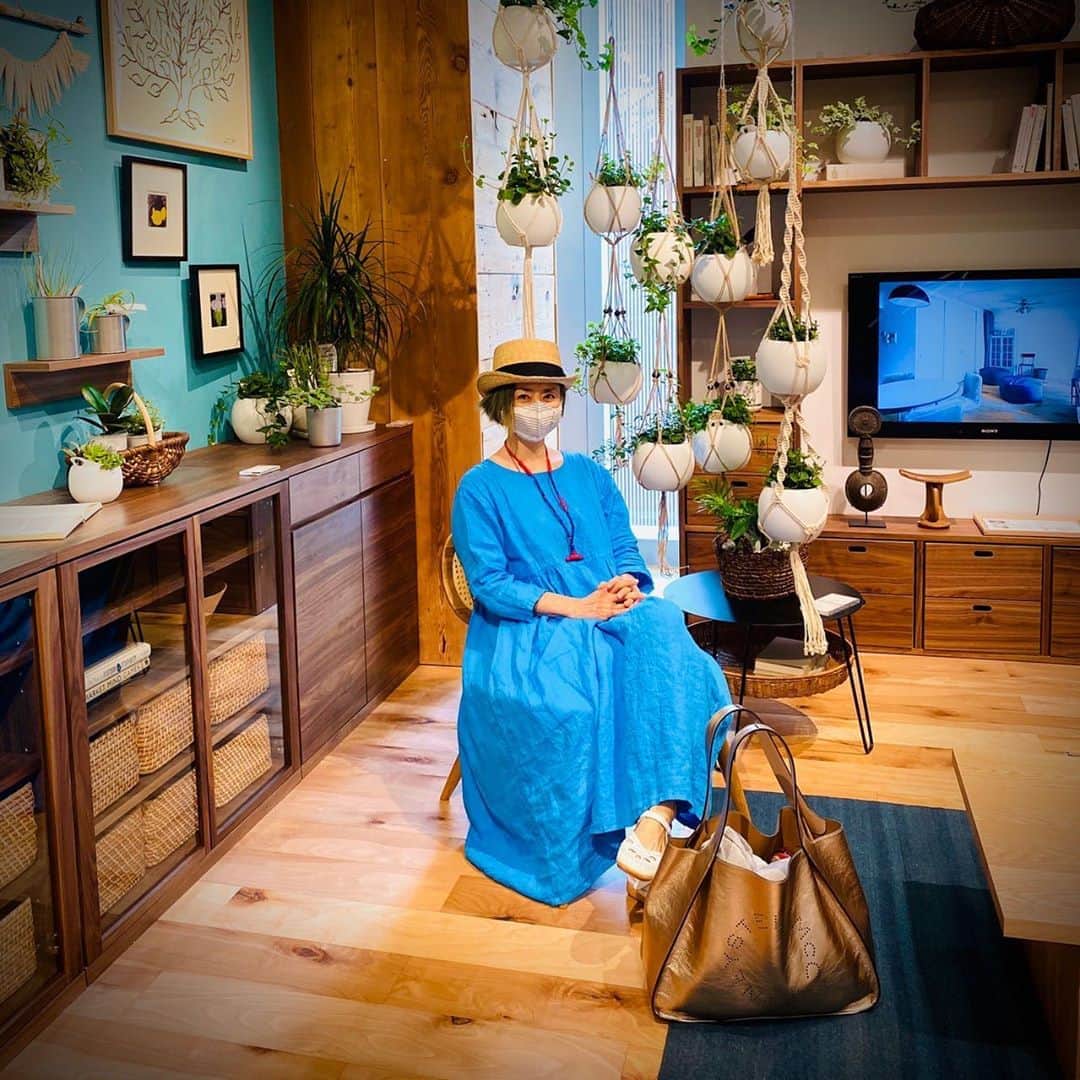 熊谷真実さんのインスタグラム写真 - (熊谷真実Instagram)「銀座　無印良品行ってきました。 今日のブルーのワンピースも無印で。 #熊谷真実#無印良品#無印良品銀座店 #ブルーが好き💙」6月29日 22時20分 - mami_kumagai310