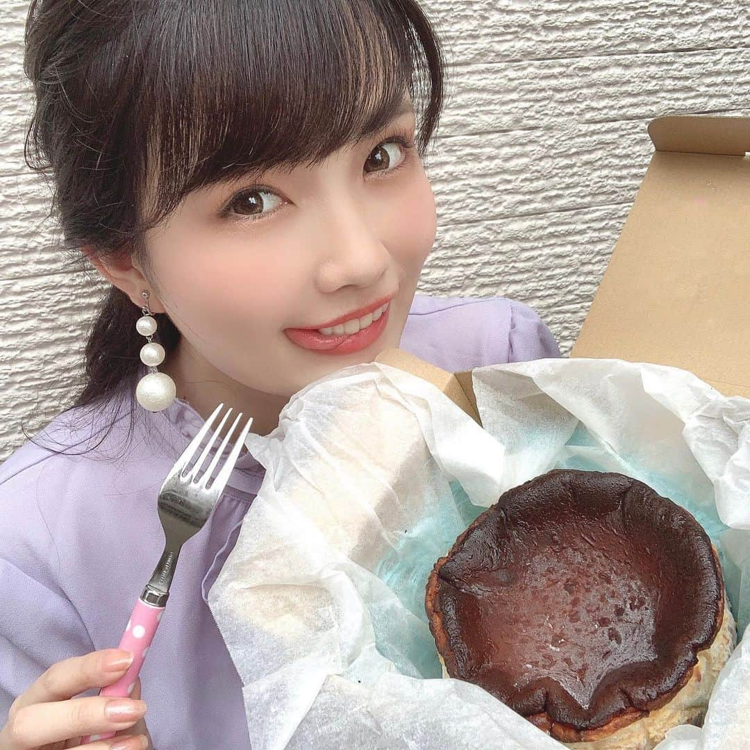 浅井麻里さんのインスタグラム写真 - (浅井麻里Instagram)「🍰🍰﻿ ﻿ 先日の誕生日🎂前夜に、﻿ とっても美味しいバスクチーズケーキが﻿ お家に届いたー❤️😍﻿ ﻿ 厚さしっかりあってずっしり！！﻿ チーズが濃厚で、ふわっとろ💕﻿ とにかくめちゃくちゃ美味しい💕🤤﻿ ﻿ くどくない優しい甘さだから、﻿ 甘いの苦手な人や男性も食べやすい﻿ バスクチーズケーキだと思う🧀﻿ ﻿ 64 barrack st. (@64barrackst )で﻿ ぜひ食べてみてねー🎵🍰﻿ テイクアウトしてお家で食べるのもよし✨﻿ プレゼントにもよし✨👍﻿ ﻿ 紅茶のバスクチーズケーキもあるんだって！﻿ 紅茶好きとしてはそっちも気になる❤️😋﻿ ﻿ ﻿ #バスクチーズケーキ#チーズケーキ#ケーキ#テイクアウト#グルジョ#スイーツ#64barrackst#cheesecake#cake#sweets」6月29日 22時20分 - mari_asai_625