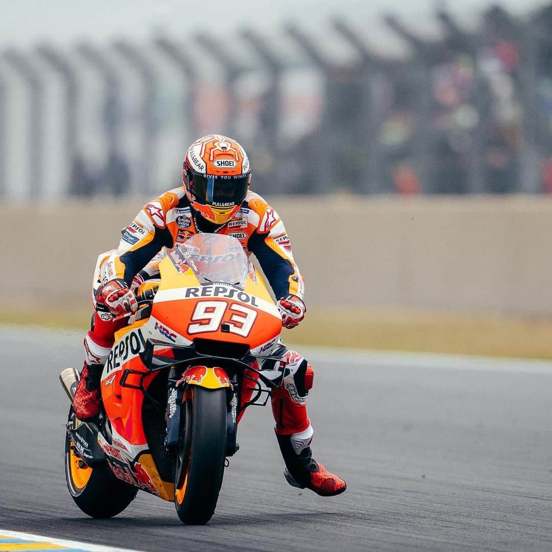 レプソル・ホンダのインスタグラム：「It's Monday and that means we're one day closer to getting back on track. And we think that's pretty cool. 🤝  Here's a little photo of @marcmarquez93 keeping it all under control at the #FrenchGP ⠀⠀⠀⠀⠀⠀⠀⠀⠀ #MotoGP #Racing #Repsol #Honda #Racing #RepsolHonda #HRC #RC213V #ThePowerOfDreams #Racing #Motorcycle #Team #OneHeart #MM93 #MarcMarquez93 #Braking」