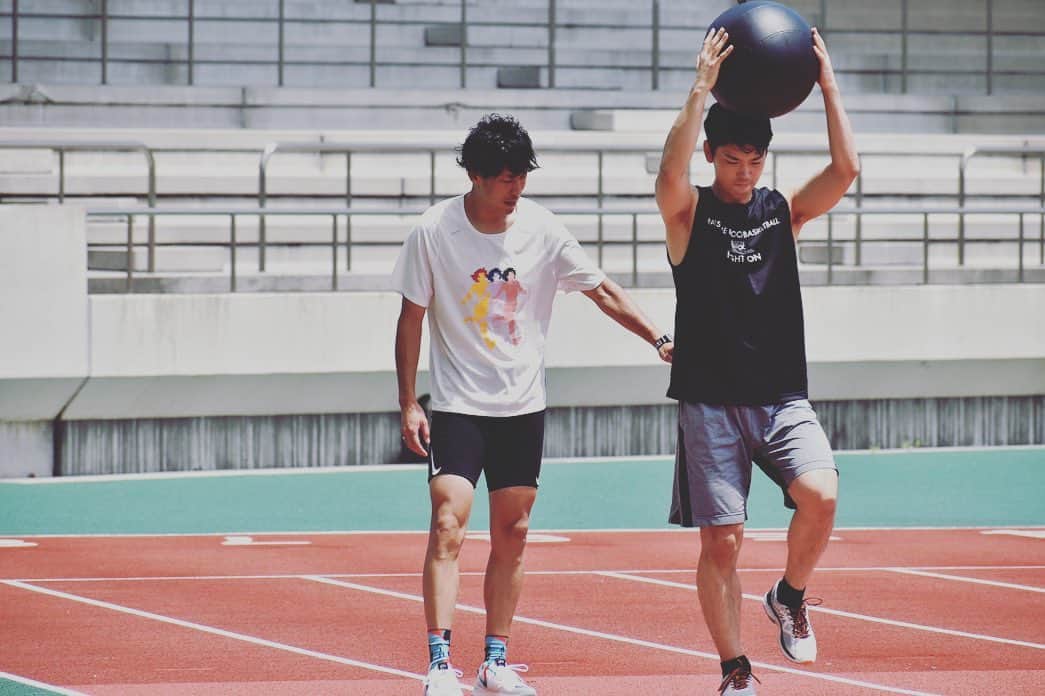 石井講祐のインスタグラム：「Sprint Training！ まだまだ伸び代がある！ 目指せ、cheetah🏃‍♂️ #石井講祐 #秋本真吾 #スプリントコーチ #走りは奥が深い #久々の外トレ日焼けがやばい」