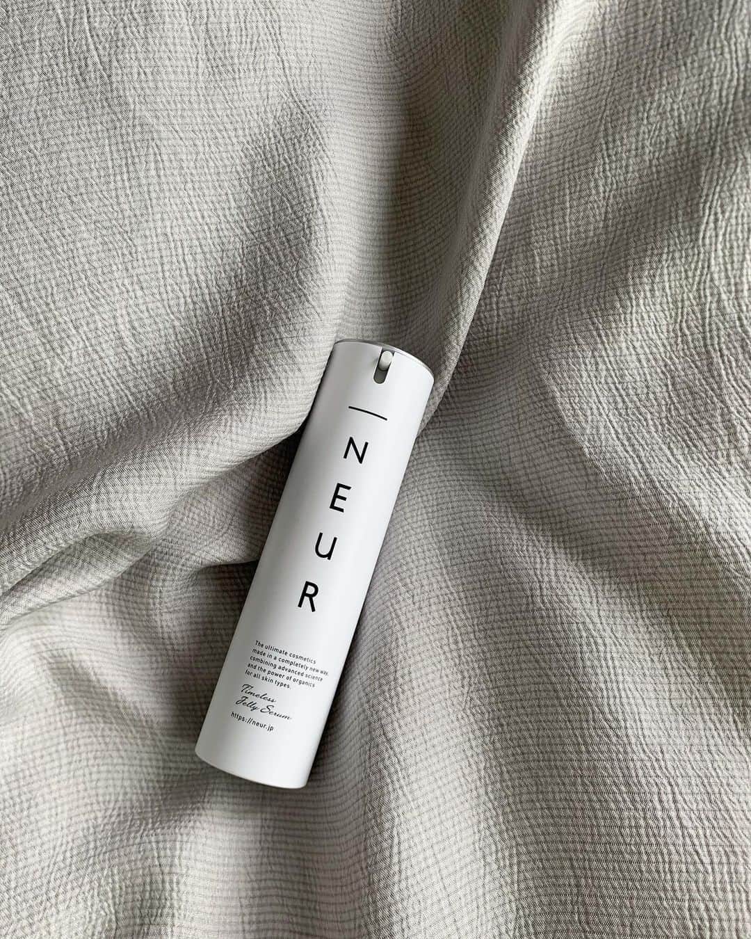 Mie Kawanoのインスタグラム：「毎日欠かせない存在𓇮 @_neur.jp  #_neur #アンダーノイル #タイムレスジェリーセラム #アンダーノイルのある暮らし」