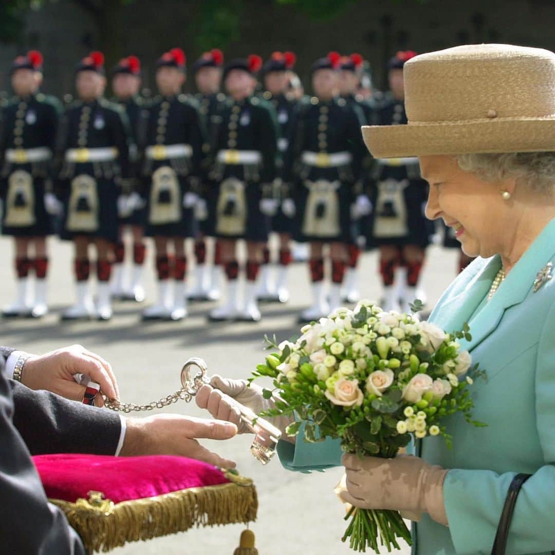 ロイヤル・ファミリーさんのインスタグラム写真 - (ロイヤル・ファミリーInstagram)「🔑🌃 Today, the Ceremony of the Keys would have taken place on the forecourt of the Palace of Holyroodhouse in Edinburgh, marking the start of Holyrood Week. Sadly, this year’s ceremony has had to be cancelled.  During Holyrood Week, The Queen and members of the Royal Family attend engagements throughout Scotland, hold an Investiture and host thousands of special guests at a garden party at the Palace of Holyroodhouse.  At the Ceremony of the Keys, The Queen is welcomed into the city of Edinburgh, Her Majesty’s 'ancient and hereditary kingdom of Scotland', by the Lord Provost, who offers her the keys of the city.」6月29日 22時20分 - theroyalfamily