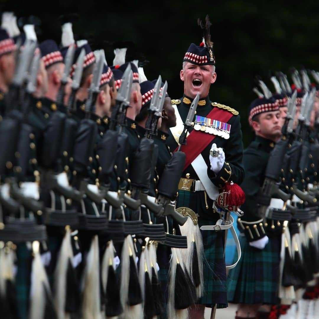 ロイヤル・ファミリーさんのインスタグラム写真 - (ロイヤル・ファミリーInstagram)「🔑🌃 Today, the Ceremony of the Keys would have taken place on the forecourt of the Palace of Holyroodhouse in Edinburgh, marking the start of Holyrood Week. Sadly, this year’s ceremony has had to be cancelled.  During Holyrood Week, The Queen and members of the Royal Family attend engagements throughout Scotland, hold an Investiture and host thousands of special guests at a garden party at the Palace of Holyroodhouse.  At the Ceremony of the Keys, The Queen is welcomed into the city of Edinburgh, Her Majesty’s 'ancient and hereditary kingdom of Scotland', by the Lord Provost, who offers her the keys of the city.」6月29日 22時20分 - theroyalfamily