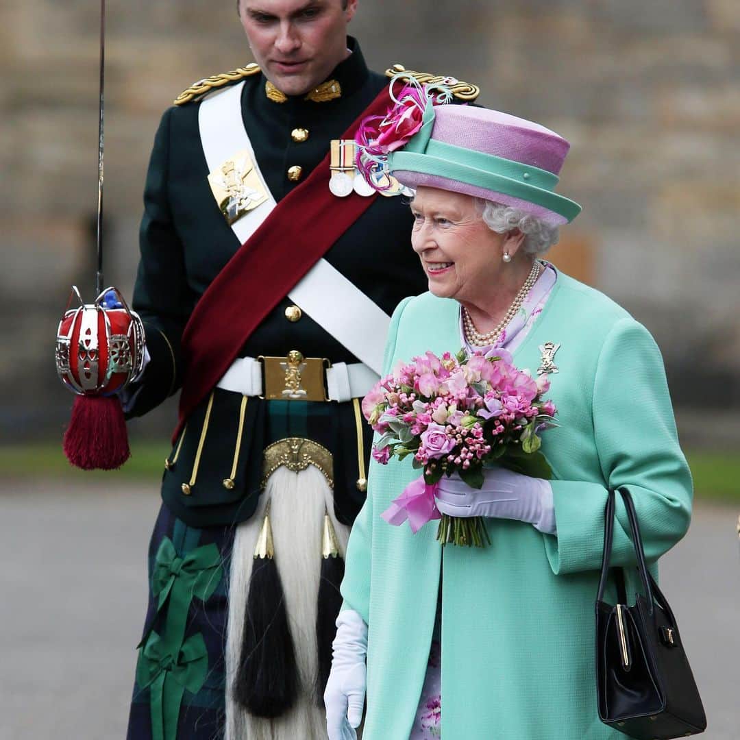 ロイヤル・ファミリーさんのインスタグラム写真 - (ロイヤル・ファミリーInstagram)「🔑🌃 Today, the Ceremony of the Keys would have taken place on the forecourt of the Palace of Holyroodhouse in Edinburgh, marking the start of Holyrood Week. Sadly, this year’s ceremony has had to be cancelled.  During Holyrood Week, The Queen and members of the Royal Family attend engagements throughout Scotland, hold an Investiture and host thousands of special guests at a garden party at the Palace of Holyroodhouse.  At the Ceremony of the Keys, The Queen is welcomed into the city of Edinburgh, Her Majesty’s 'ancient and hereditary kingdom of Scotland', by the Lord Provost, who offers her the keys of the city.」6月29日 22時20分 - theroyalfamily