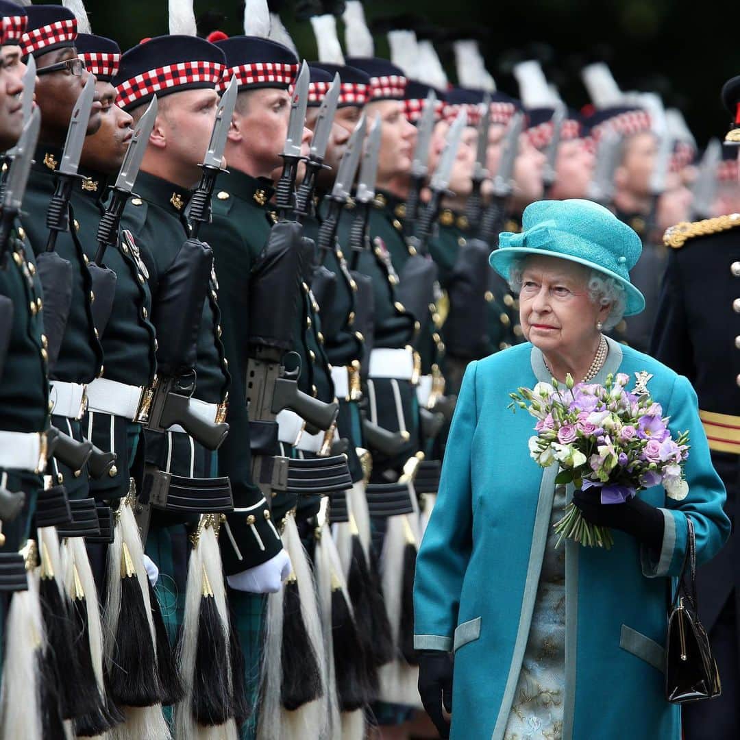 ロイヤル・ファミリーさんのインスタグラム写真 - (ロイヤル・ファミリーInstagram)「🔑🌃 Today, the Ceremony of the Keys would have taken place on the forecourt of the Palace of Holyroodhouse in Edinburgh, marking the start of Holyrood Week. Sadly, this year’s ceremony has had to be cancelled.  During Holyrood Week, The Queen and members of the Royal Family attend engagements throughout Scotland, hold an Investiture and host thousands of special guests at a garden party at the Palace of Holyroodhouse.  At the Ceremony of the Keys, The Queen is welcomed into the city of Edinburgh, Her Majesty’s 'ancient and hereditary kingdom of Scotland', by the Lord Provost, who offers her the keys of the city.」6月29日 22時20分 - theroyalfamily