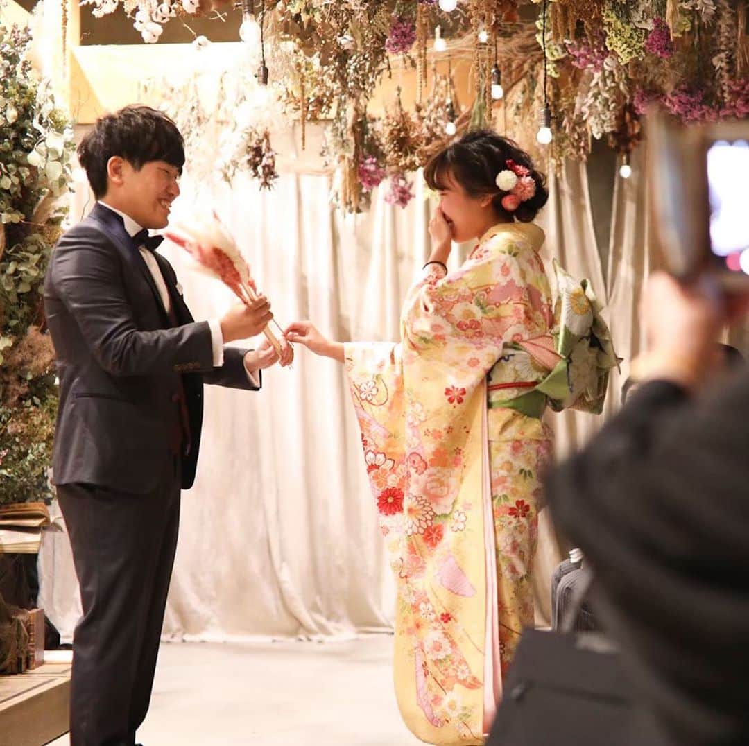 Ruban Weddingさんのインスタグラム写真 - (Ruban WeddingInstagram)「コロナでしばらく延期になっていたご結婚式。﻿ ﻿ Rubanでは7月から、また結婚式がスタートします。﻿ ﻿ この日をどれほど待ち望んでいたでしょうか。﻿ ﻿ 今まで当たり前のように週末が来れば結婚式のお手伝いをさせて頂いていた私たち。﻿ ﻿ こんなにも長い期間結婚式が無いという状況を体験したのは、Rubanオープン以来初めての経験でした。﻿ ﻿ この状況下、オンライン結婚式も増えました。﻿ ﻿ 会いたい人に会うための選択肢はたくさんあります。﻿ その中にオンラインという選択肢が増え、それを選択できる時代に生まれた私たちは、とても恵まれているのでしょう。﻿ ﻿ ですがそれと同時に、実際に会ってこそ伝わる温度感、熱量、感情表現があるという事を知るきっかけにもなりました。﻿ ﻿ 一生に一度の結婚式。﻿ ﻿ まずは7月に結婚式を挙げられる新郎新婦の為に、スタッフ一同全力を尽くしたいと思っています。﻿ ﻿ 「今、結婚式を挙げられて良かった」﻿ ﻿ そう言って頂けるように、様々な対策をとって決行します。﻿ ﻿ 沢山の笑顔と感動の涙が溢れる1日となりますように。﻿ ﻿ ﻿ ﻿ -------------------------------------------﻿ ﻿ 式場見学のご予約はWEBサイトorお電話にて🌿﻿ 📞087-873-2292﻿ DMからのご質問もお受けしております！﻿ ﻿ お気軽にご相談下さいませ！ ﻿ 結婚式場 Ruban-リュバン-﻿ ﻿ 定休日：毎週火曜、水曜（祝日を除く）﻿ 営業時間：10:00〜19:00﻿ ﻿ -------------------------------------------﻿ ﻿ ﻿ #rubanwedding#ruban#リュバン#アンティーク#ガーデンウェディング #プレ花嫁#香川県のプレ花嫁さんと繋がりたい#香川県の卒花嫁さんと繋がりたい#日本中の卒花嫁さんと繋がりたい #日本中のプレ花嫁さんと繋がりたい #花嫁会#花嫁diy#ウェディング#結婚式場#weddingnews #高松結婚式場#chainonwedding #marry#marry花嫁#香川#香川県#高松#高松市#フォトウェディング#香川花嫁#高松花嫁#ダーズンローズ#ダーズンローズセレモニー #ダズンローズ」6月29日 22時29分 - rubanwedding