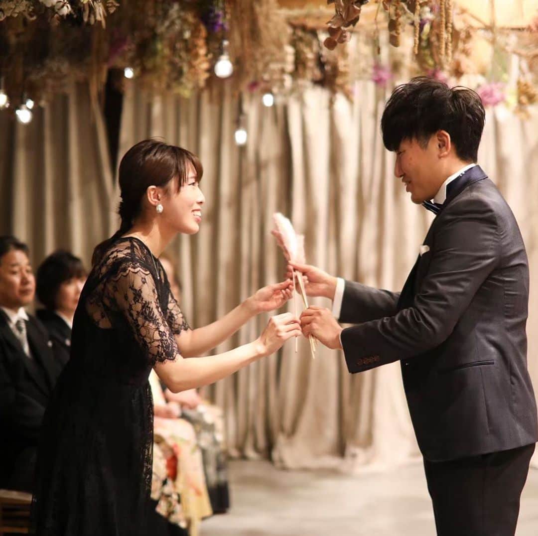 Ruban Weddingさんのインスタグラム写真 - (Ruban WeddingInstagram)「コロナでしばらく延期になっていたご結婚式。﻿ ﻿ Rubanでは7月から、また結婚式がスタートします。﻿ ﻿ この日をどれほど待ち望んでいたでしょうか。﻿ ﻿ 今まで当たり前のように週末が来れば結婚式のお手伝いをさせて頂いていた私たち。﻿ ﻿ こんなにも長い期間結婚式が無いという状況を体験したのは、Rubanオープン以来初めての経験でした。﻿ ﻿ この状況下、オンライン結婚式も増えました。﻿ ﻿ 会いたい人に会うための選択肢はたくさんあります。﻿ その中にオンラインという選択肢が増え、それを選択できる時代に生まれた私たちは、とても恵まれているのでしょう。﻿ ﻿ ですがそれと同時に、実際に会ってこそ伝わる温度感、熱量、感情表現があるという事を知るきっかけにもなりました。﻿ ﻿ 一生に一度の結婚式。﻿ ﻿ まずは7月に結婚式を挙げられる新郎新婦の為に、スタッフ一同全力を尽くしたいと思っています。﻿ ﻿ 「今、結婚式を挙げられて良かった」﻿ ﻿ そう言って頂けるように、様々な対策をとって決行します。﻿ ﻿ 沢山の笑顔と感動の涙が溢れる1日となりますように。﻿ ﻿ ﻿ ﻿ -------------------------------------------﻿ ﻿ 式場見学のご予約はWEBサイトorお電話にて🌿﻿ 📞087-873-2292﻿ DMからのご質問もお受けしております！﻿ ﻿ お気軽にご相談下さいませ！ ﻿ 結婚式場 Ruban-リュバン-﻿ ﻿ 定休日：毎週火曜、水曜（祝日を除く）﻿ 営業時間：10:00〜19:00﻿ ﻿ -------------------------------------------﻿ ﻿ ﻿ #rubanwedding#ruban#リュバン#アンティーク#ガーデンウェディング #プレ花嫁#香川県のプレ花嫁さんと繋がりたい#香川県の卒花嫁さんと繋がりたい#日本中の卒花嫁さんと繋がりたい #日本中のプレ花嫁さんと繋がりたい #花嫁会#花嫁diy#ウェディング#結婚式場#weddingnews #高松結婚式場#chainonwedding #marry#marry花嫁#香川#香川県#高松#高松市#フォトウェディング#香川花嫁#高松花嫁#ダーズンローズ#ダーズンローズセレモニー #ダズンローズ」6月29日 22時29分 - rubanwedding