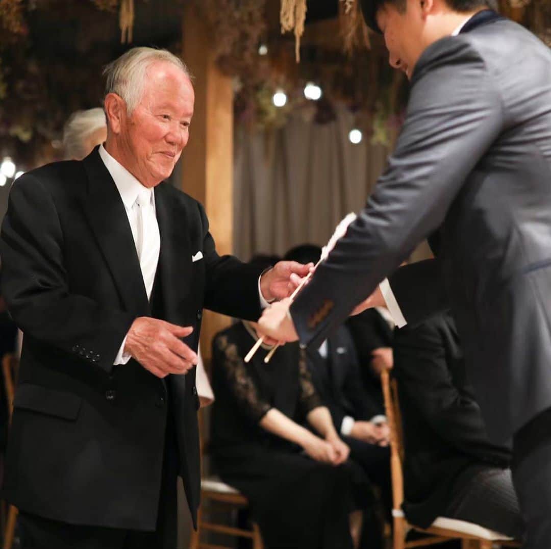 Ruban Weddingさんのインスタグラム写真 - (Ruban WeddingInstagram)「コロナでしばらく延期になっていたご結婚式。﻿ ﻿ Rubanでは7月から、また結婚式がスタートします。﻿ ﻿ この日をどれほど待ち望んでいたでしょうか。﻿ ﻿ 今まで当たり前のように週末が来れば結婚式のお手伝いをさせて頂いていた私たち。﻿ ﻿ こんなにも長い期間結婚式が無いという状況を体験したのは、Rubanオープン以来初めての経験でした。﻿ ﻿ この状況下、オンライン結婚式も増えました。﻿ ﻿ 会いたい人に会うための選択肢はたくさんあります。﻿ その中にオンラインという選択肢が増え、それを選択できる時代に生まれた私たちは、とても恵まれているのでしょう。﻿ ﻿ ですがそれと同時に、実際に会ってこそ伝わる温度感、熱量、感情表現があるという事を知るきっかけにもなりました。﻿ ﻿ 一生に一度の結婚式。﻿ ﻿ まずは7月に結婚式を挙げられる新郎新婦の為に、スタッフ一同全力を尽くしたいと思っています。﻿ ﻿ 「今、結婚式を挙げられて良かった」﻿ ﻿ そう言って頂けるように、様々な対策をとって決行します。﻿ ﻿ 沢山の笑顔と感動の涙が溢れる1日となりますように。﻿ ﻿ ﻿ ﻿ -------------------------------------------﻿ ﻿ 式場見学のご予約はWEBサイトorお電話にて🌿﻿ 📞087-873-2292﻿ DMからのご質問もお受けしております！﻿ ﻿ お気軽にご相談下さいませ！ ﻿ 結婚式場 Ruban-リュバン-﻿ ﻿ 定休日：毎週火曜、水曜（祝日を除く）﻿ 営業時間：10:00〜19:00﻿ ﻿ -------------------------------------------﻿ ﻿ ﻿ #rubanwedding#ruban#リュバン#アンティーク#ガーデンウェディング #プレ花嫁#香川県のプレ花嫁さんと繋がりたい#香川県の卒花嫁さんと繋がりたい#日本中の卒花嫁さんと繋がりたい #日本中のプレ花嫁さんと繋がりたい #花嫁会#花嫁diy#ウェディング#結婚式場#weddingnews #高松結婚式場#chainonwedding #marry#marry花嫁#香川#香川県#高松#高松市#フォトウェディング#香川花嫁#高松花嫁#ダーズンローズ#ダーズンローズセレモニー #ダズンローズ」6月29日 22時29分 - rubanwedding