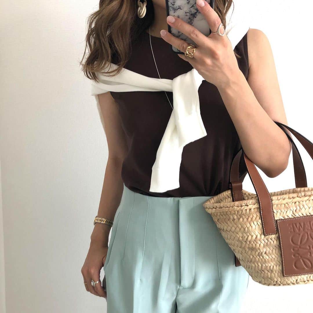 Miyoのインスタグラム：「2020.6.29 ・ 先日ZARAの店舗でこちらのパンツに一目惚れ♥️ Sだとお尻のシルエットを拾いすぎてMにしたけど、Mだとウエストが少しゆるめ😂🙌🏻 お尻周りのお肉早く落ちないかなぁ〜😭笑 ・ 品名　ハイウエストパンツ 色　ウォーターグリーン 品番　7102 032 512 サイズ　M ・ コーデやアクセサリーの詳細はブログに書いてます🥰 @miyopu のトップページからとべます❤︎ ・ スムーススリーブレスT…#GU#ジーユー ハイウエストパンツ…#ZARA#ザラ カーディガン…#UNIQLO#ユニクロ クリアサンダル… @lavishgate アクセサリー…#楽天 バッグ…#loewe ・ ・ ノースリを着ようと思ったけど、よく見たらうぶ毛が…‼︎🙌🏻という時などに役立つ除毛クリーム　@moomo9112 ♡ 肌を痛めずたった5分で脱毛が完了するので時間がない時にも便利です✨ 男性にも使えますよ👨🏻👌🏻 ・ ・ ・ #ZARAコーデ#ザラコーデ#ZARA購入品#ザラジョ#夏コーデ#ブラックコーデ#ノースリーブ#ヘアアレンジ#今日のコーデ#ママコーデ#ママファッション#プチプラコーデ#プチプラファッション#着回しコーデ#シンプルコーデ#除毛クリーム#ムーモ#大人カジュアル#大人可愛い」