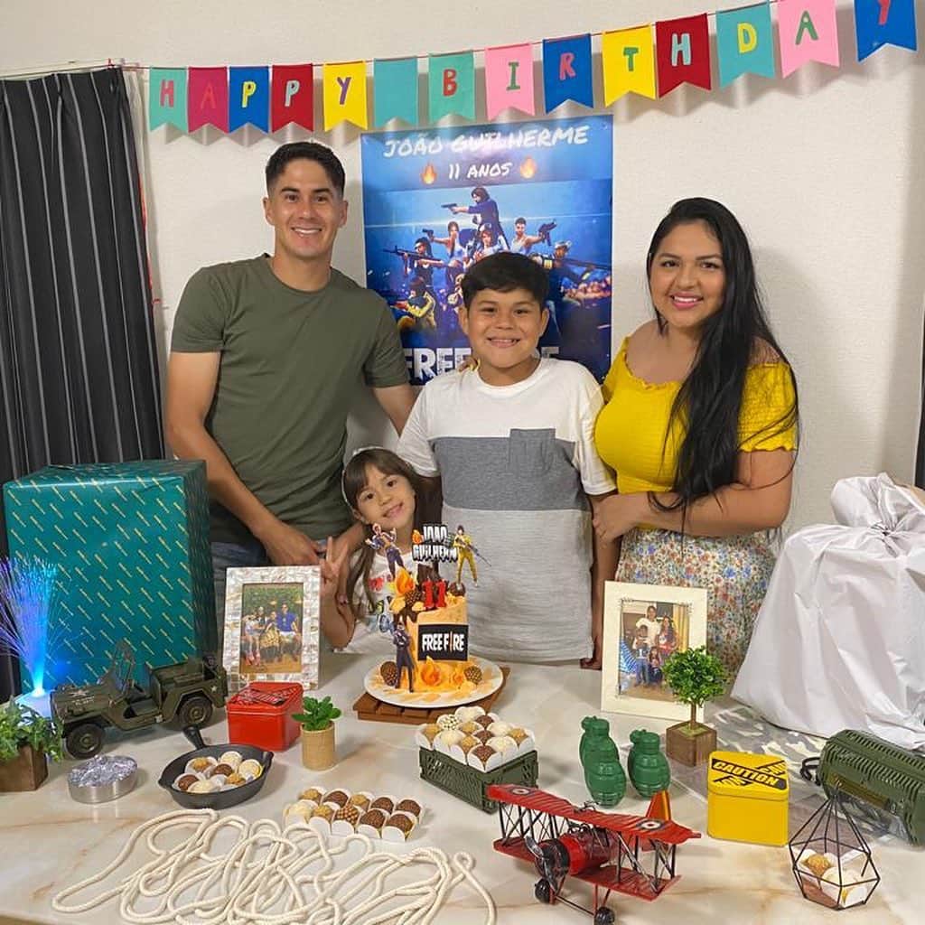 のインスタグラム：「Filho, há onze anos tudo mudou para melhor, tudo ficou mais colorido,alegre. Você cresceu tanto e tão rápido que nem parece verdade. Sinto que o tempo passou a voar,aliás,parece que foi ontem que você nasceu e trouxe a este mundo novas e belas sensações. Quero que você esteja consciente que amo você do fundo do meu coração e que farei tudo que estiver ao meu alcance para o ver sorrir e feliz todos os dias. Parabéns, meu pequeno herói, por mais um ano maravilhoso! Feliz aniversário meu filho @joaoguilherme.mendes.37 papai te amo ❤️ 🎊🎉🥳🎁🎂⚽️🙏🏻」
