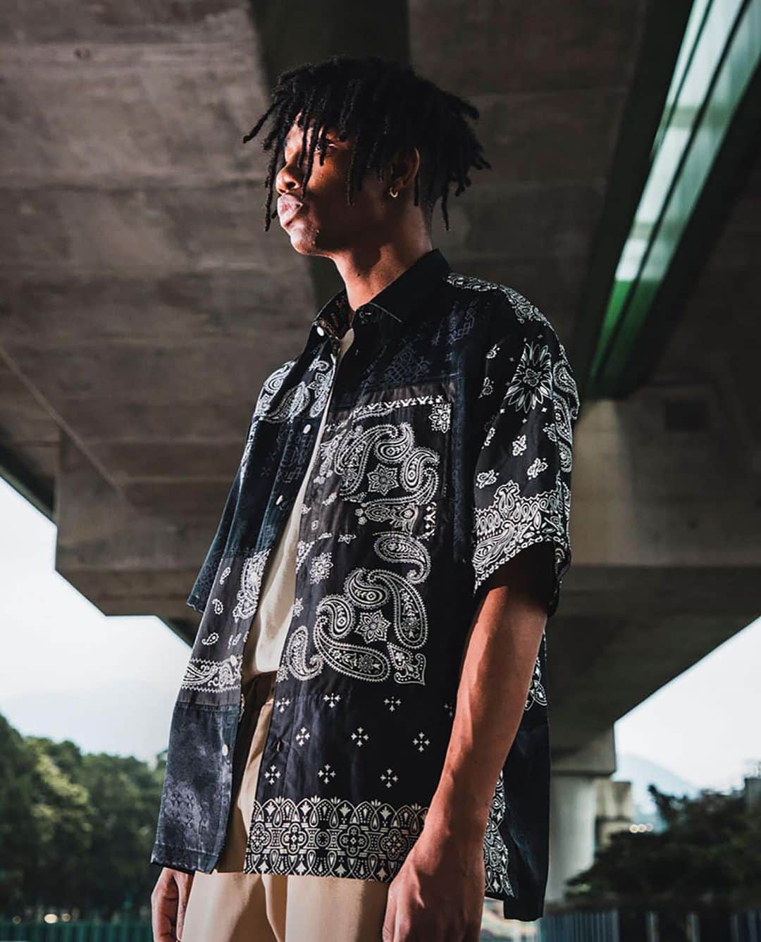 HYPEBEASTさんのインスタグラム写真 - (HYPEBEASTInstagram)「@hypebeaststyle: @clot and @miyagi_hidetaka have come together to unveil a capsule collection of intricate bandana shirts. Coming in sharp summertime tones of red, blue, white, black and purple, each piece sees a loose semi-boxy fit that’s made up of a mix of silk and cotton. Beyond textural contrast, patterns of paisleys and traditional Chinese motifs further accentuate the shirts’ reconstruction. They’re all currently available at @juicestore for $321 USD a piece.⁠⠀ Photo: CLOT」6月29日 22時23分 - hypebeast