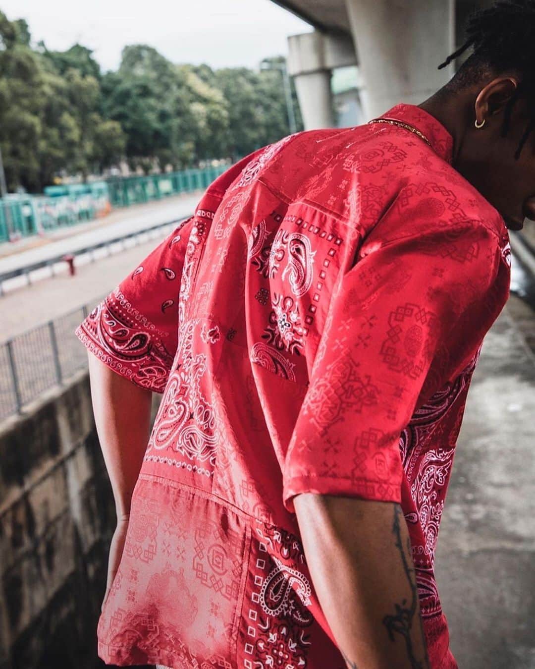 HYPEBEASTさんのインスタグラム写真 - (HYPEBEASTInstagram)「@hypebeaststyle: @clot and @miyagi_hidetaka have come together to unveil a capsule collection of intricate bandana shirts. Coming in sharp summertime tones of red, blue, white, black and purple, each piece sees a loose semi-boxy fit that’s made up of a mix of silk and cotton. Beyond textural contrast, patterns of paisleys and traditional Chinese motifs further accentuate the shirts’ reconstruction. They’re all currently available at @juicestore for $321 USD a piece.⁠⠀ Photo: CLOT」6月29日 22時23分 - hypebeast