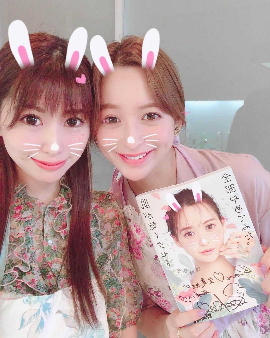 倉岡生夏のインスタグラム：「#肌が乾くクセを全部やめてみた ・ ・ ・ 野崎萌香さんの美容本⭐️ 先日、サイン書いて頂きました〜^_^ 教室に置いてると早速、生徒さまから「萌香さん可愛いですよね〜」とお声がけ頂きます💓 ・ ・ 私はこの本を読んでドライヤー中も保湿したらお肌の調子がとてもよいです。 美容情報たっぷりなのでまだ読んでない方は是非〜❣️ 夏にむけて女子力あげましょう。^_^ ・ 美女に囲まれてツーショット、スリーショット。ありがとうございます😂💓 うさぎちゃんが似合う🐰💓 ・ ・ ・ ・ ・ #美容本  #デリスタグラマー #美容好きな人と繋がりたい  #愛され料理 #クッキングラム #レシピ #大人可愛い  #大人可愛いコーデ  #アラサーコーデ  #delistagrammer  #fashiongram  #美意識高い人と繋がりたい #女子力 #゙りたい #゙とてもよいです #゙ #好きな人 #゙け」
