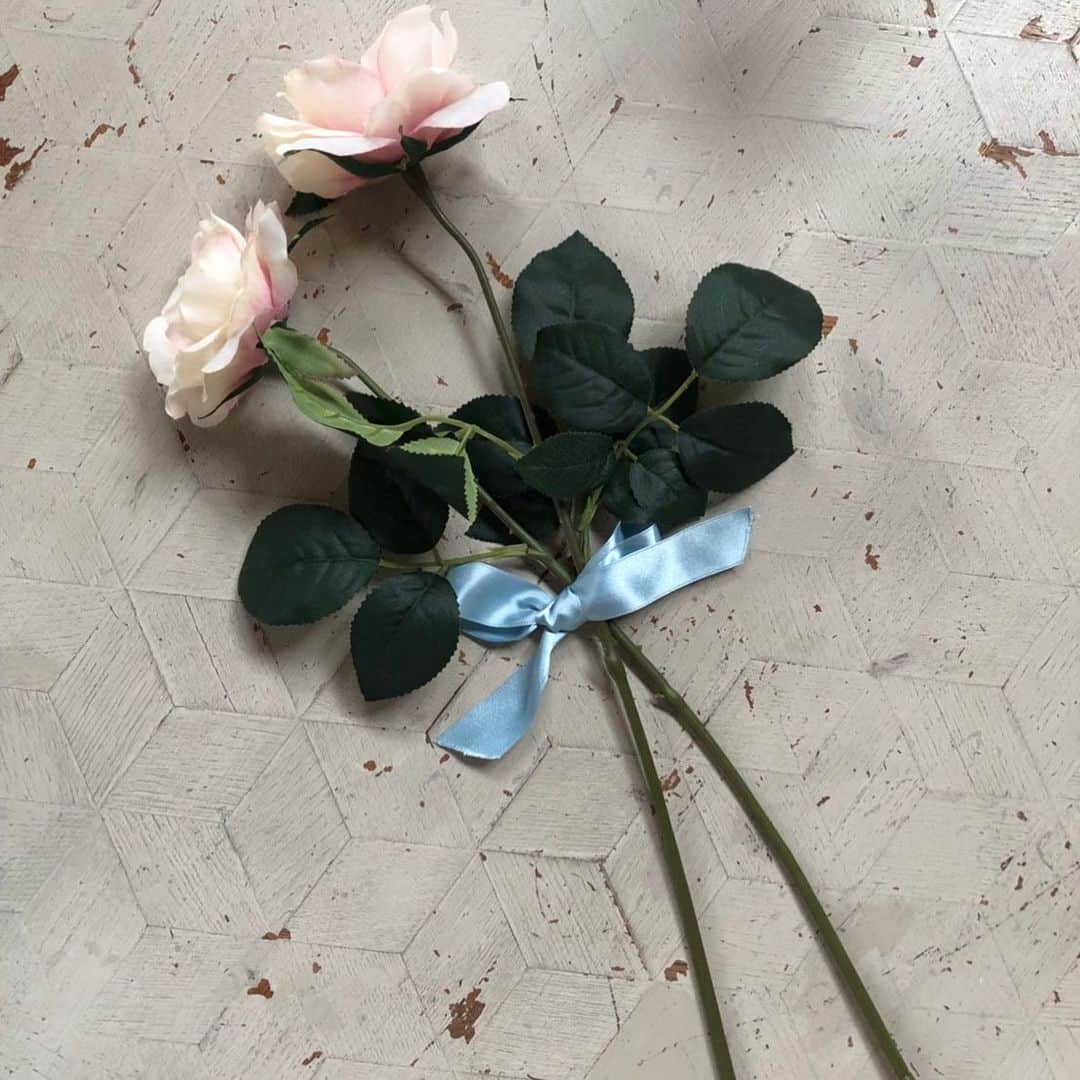 双木昭夫のインスタグラム：「お気に入りの薔薇の造花、 普段は「なまいきリボンスタジオ1池尻大橋」に置いてあります」
