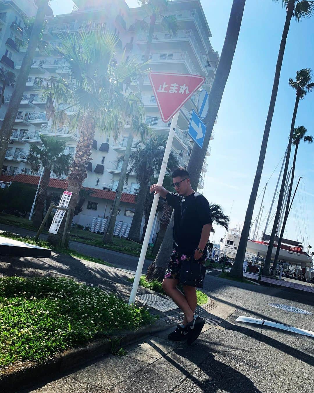 中田de翔のインスタグラム：「. 標識が日本語か英語かの違いでこんなに映え具合が違う… . いやっ！モデルもダメだけどね🤪 . ただね、髪型は大事だなと改めて実感した✌🏽 .  #逗子マリーナ #短足だけどなにか #身長 #180cm #あります #過去一 #肌が白い #自分磨きがんばります」