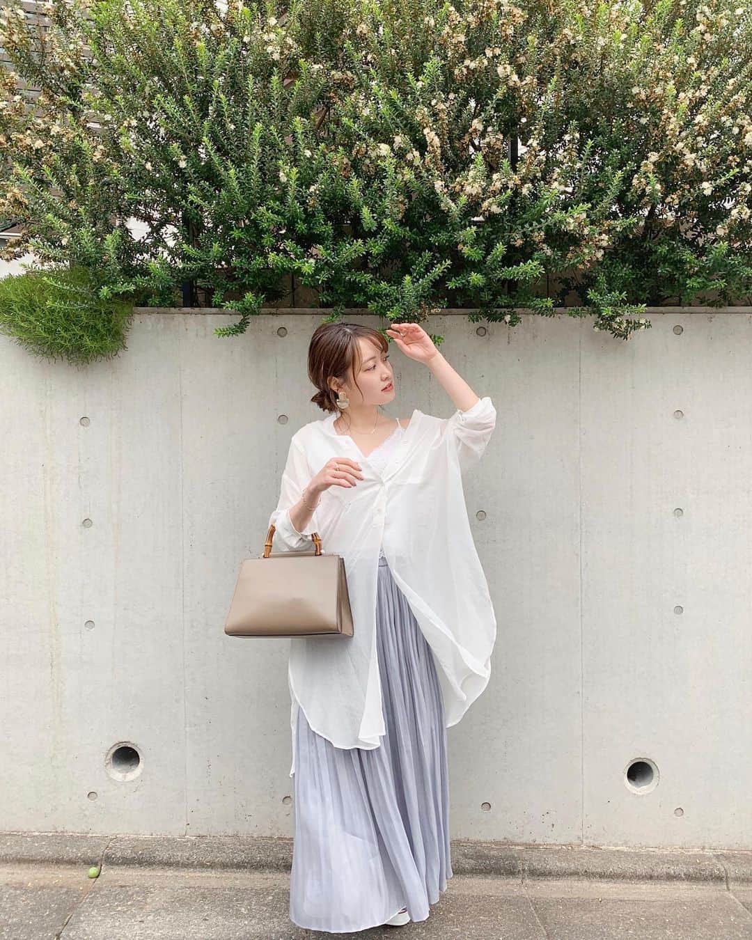大野愛友佳のインスタグラム：「最近は質感のよいアイテムがすき。 . . 透明感のあるシアーシャツは スリットが動きをつけてくれて◎ . スカートも細かなプリーツと ブルーとグレーの中間色で シャイニー感があることによって すごく立体感がでてくれるの👗 . この組み合わせが この季節は調整もしやすくておきにいり。 . . これをローカットのコンバースと合わせて。 . #梅雨コーデ#春夏コーデ#7月#自然素材#シアーシャツコーデ#シアーシャツ#プリーツスカートコーデ#プリーツスカート#シャイニー#グレージュカラー#ナチュラル#コンバースコーデ#スニーカーコーディネート#抜け感ヘア #pleatsskirt#sheershirt#rainyseason#tablier_s#PR#OOTD#naturalfashion#whiteshirt#converse」
