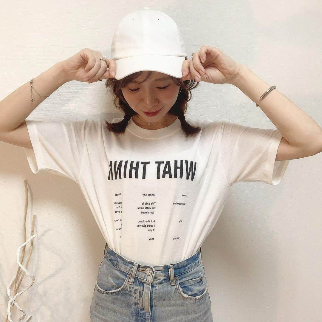 nyaachanさんのインスタグラム写真 - (nyaachanInstagram)「* 暑すぎて、おさげに帽子🧢w 普通にぎゅぎゅっと三つ編みしてあとからほぐしていくだけやけど、それでキャップかぶったらヘアアレンジした感でるよ😏w 帽子もロゴTも、ヘビロテバッグも　@isntshe_official  デニムはマウジー☺︎ * ダイエット、じわじわ成果でてしててこのマウジーのデニムウエストゆるくなってる😳✨ * *  #instagood#instafashon#今日の服#今日のコーデ#おしゃれさんと繋がりたい#プチプラファッション#プチプラコーデ#カジュアルコーデ#着回しコーデ#夏コーデ#大人カジュアル#韓国ファッション#きれいめカジュアル#きれいめコーデ#ガーリーコーデ#おちびコーデ#低身長#タンクトップ #isntshe#スキニーデニム#デニムコーデ#マウジーデニム#ロゴt#おさげ#三つ編みアレンジ#ダイエット」6月29日 22時36分 - naokoko70