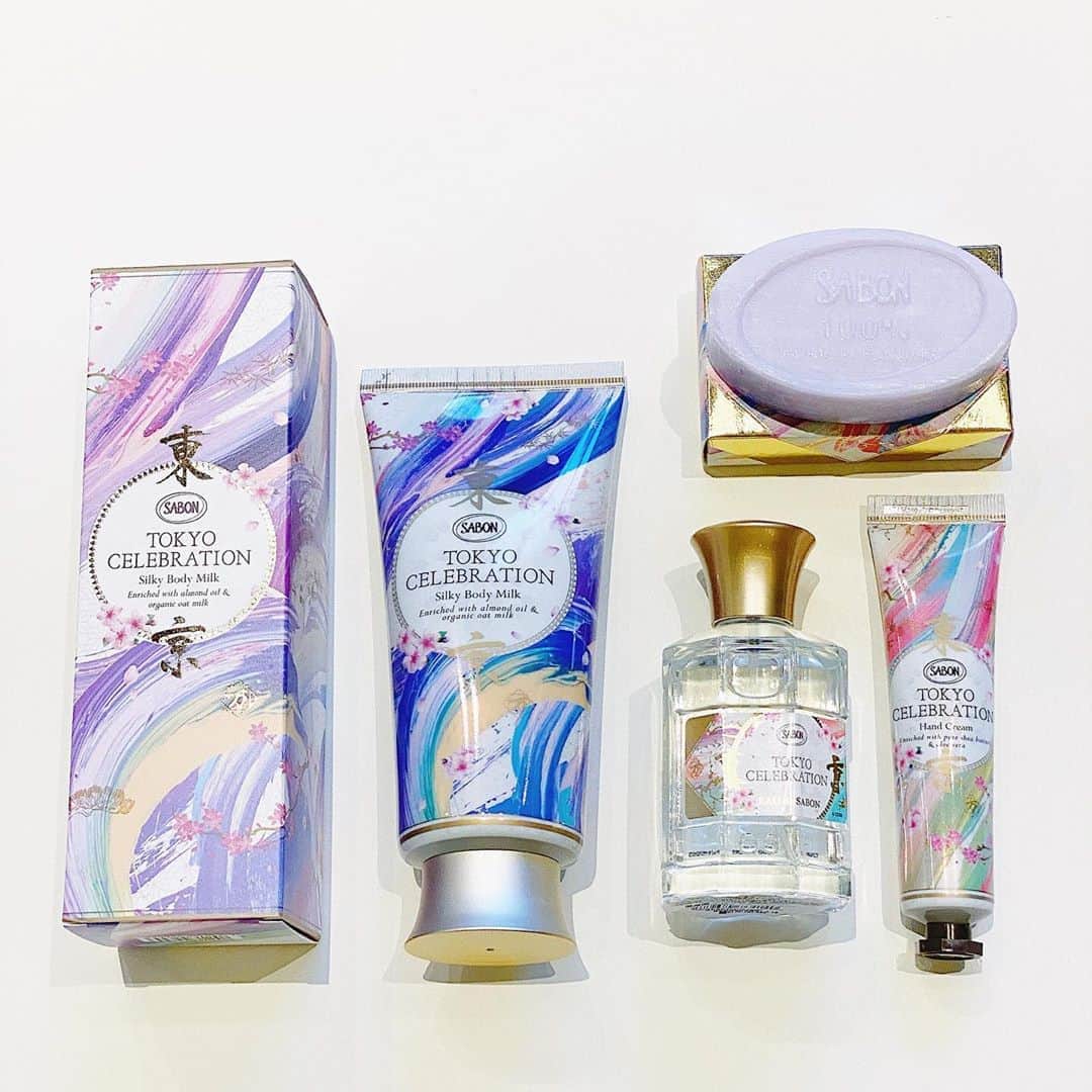 湯浅喬子のインスタグラム：「@sabon_japan × 書道家 万美さんによる 限定コレクション🧼 「SABON TOKYO CELEBRATION」  いい香りすぎて、癒し🤤💙 #sabon#japan#sabonjapan#thanx」