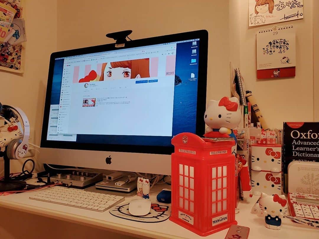 のインスタグラム：「私の作業スペースはこんな感じです⌨ 右手前にある @tekn0fun のロンドンの赤い電話ボックスを模したワイヤレス充電器がお気に入りです❤️ 他の商品も含め【日本最速】で手に入れたので、次のYouTube動画は #TEKNOFUN グッズの紹介に決めました！！  Let me show you my workspace at home. You see #HelloKitty on a red telephone box in the foreground. It's a mobile phone charger! Just Google 'TEKNOFUN' to check it out!  #ハローキティ #サンリオ #キティラー #キティ活 #ピューロアンバサダー #ハロスイアンバサダー #Sanrio #HelloKittyLover」