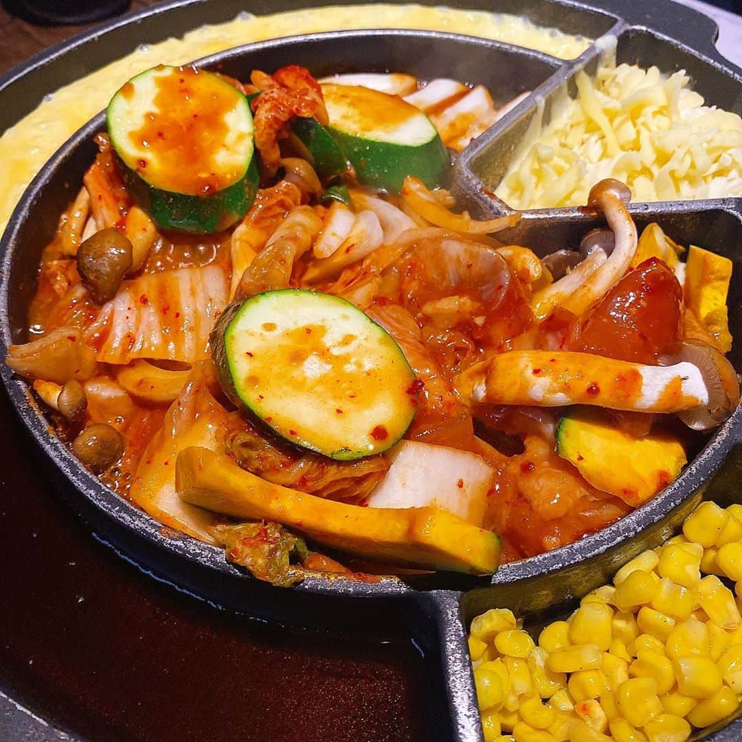 出口結菜さんのインスタグラム写真 - (出口結菜Instagram)「《🐙#難波　#86 #haruharu》﻿ ﻿ 🇰🇷選べる韓国グルメ食べ放題（¥2480）﻿ ﻿ ﻿ 難波にある韓国料理店！！﻿ ﻿ ﻿ 友達に教えてもらって行ったんやけど﻿ 食べ放題のセットを頼みました🤤🤤🤤﻿ ﻿ ﻿ チーズタッカルビ﻿ パネチキン﻿ プデチゲ﻿ サムギョプサル﻿ ﻿ の中から1つメイン料理を選べて、﻿ 私はチーズタッカルビにしました🧀🥰﻿ ﻿ ﻿ ﻿ ﻿ チーズタッカルビの中の﻿ おかずは何回でもお代わりし放題😳♥️😳💛﻿ ﻿ ﻿ ﻿ ﻿ ﻿ サイドメニューも、1皿終わるとまた頼めたり、、﻿ ﻿ ﻿ めっちゃ贅沢でした😎﻿ ﻿ ﻿ チーズタッカルビは﻿ トッポギ、玉ねぎと、キムチ﻿ なんといっても大きい鶏肉を永遠におかわり💓﻿ ﻿ ﻿ チーズも何回でも追加できるんです🥺♥️﻿ ﻿ ﻿ ごま油をつけてチーズをつけるチーズタッカルビを食べたのが初めてやってんけど是非ごま油をつけて欲しい！！！﻿ ﻿ 風味がすごすぎた😭﻿ ﻿ ﻿ ﻿ ﻿ サイドメニューは﻿ 豚バラチヂミが美味しすぎた🤩﻿ ﻿ あとチョレギサラダとヤンニョムチキン✌️﻿ ﻿ ﻿ ﻿ ほんまにたくさんの種類の料理があって、﻿ 選ばれへんんんんんんん！！！😖😖😖﻿ ﻿ ﻿ でも選ぶのも楽しいし、﻿ お腹はち切れるかと思いました。笑﻿ ﻿ ﻿ 土日は＋500円やから平日に行くのもオススメ！（平日はもう1つ安いコースもある！） ﻿ 誕生日ケーキも予約できるみたい！﻿ ﻿ NMB48の劇場からも近いし、﻿ 是非行ってみてねん♥️♥️﻿ ﻿ ﻿ ﻿ \昼ごはん抜いくレベルでお腹減らしていくべし😳/﻿ ﻿ ﻿ _____________________________________________________﻿ ﻿ ❤️大阪市中央区難波3丁目2-35億兆ビル2F﻿ 💗難波駅から🚶‍♀️5分﻿ 💛17時〜24時﻿ 💚不定休﻿ 💙個室あり﻿ 🤍ワンドリンク制or飲み放題﻿ _____________________________________________________﻿ ﻿ ﻿ #ハルハル #チーズタッカルビ #食べ放題 #韓国料理 #🇰🇷 #難波ディナー #サムギョプサル #関西 #osaka  #namba  #なんば #難波グルメ #韓国料理食べ放題 #チーズ #🧀 #ヤンニョムチキン #チヂミ #大好き #♥️ #肉バル #個室 #お腹いっぱい #🤤 #yummy #instagood #instafood #ラビグルメ」6月29日 22時51分 - yui_laby0622