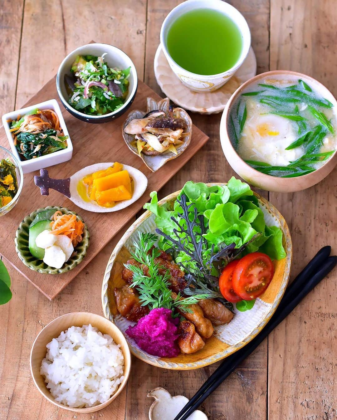 セーラさんのインスタグラム写真 - (セーラInstagram)「* 2020/06/29 * ＋ . . 鶏のおろし生姜焼きと小さいおかず色々でおうちごはん。 . . 鶏の生姜焼きにはお酢入りのタレを絡めて、紫大根おろしを添えていただきました。😊 ・ ・ 小さいおかずは 、 . ▫️焼きかぼちゃとインゲン・ゴボウ・ピーマンの胡麻マヨ和え . ▫️鯖みりんとチンゲン菜と人参の胡麻和え . ▫️オイル蒸しナスの薬味和え . ▫️焼葱と焼椎茸のニンニク醤油和え . ▫️パプリカマリネ . ▫️きゅうりと山芋・人参の塩麹入りわさび和え . . 小さいおかずは、 🎦動画撮ってるのでまた別で載せます( ˊᵕˋ )。 . . 後は白ごはんと 、 エノキ・油揚げの落し玉子のお味噌汁です。 ・ ・ ・ #無農薬野菜 #有機野菜 #魚焼きグリル #おうちごはん #おうちじかん #鶏の生姜焼き」6月29日 22時51分 - se_ra0227
