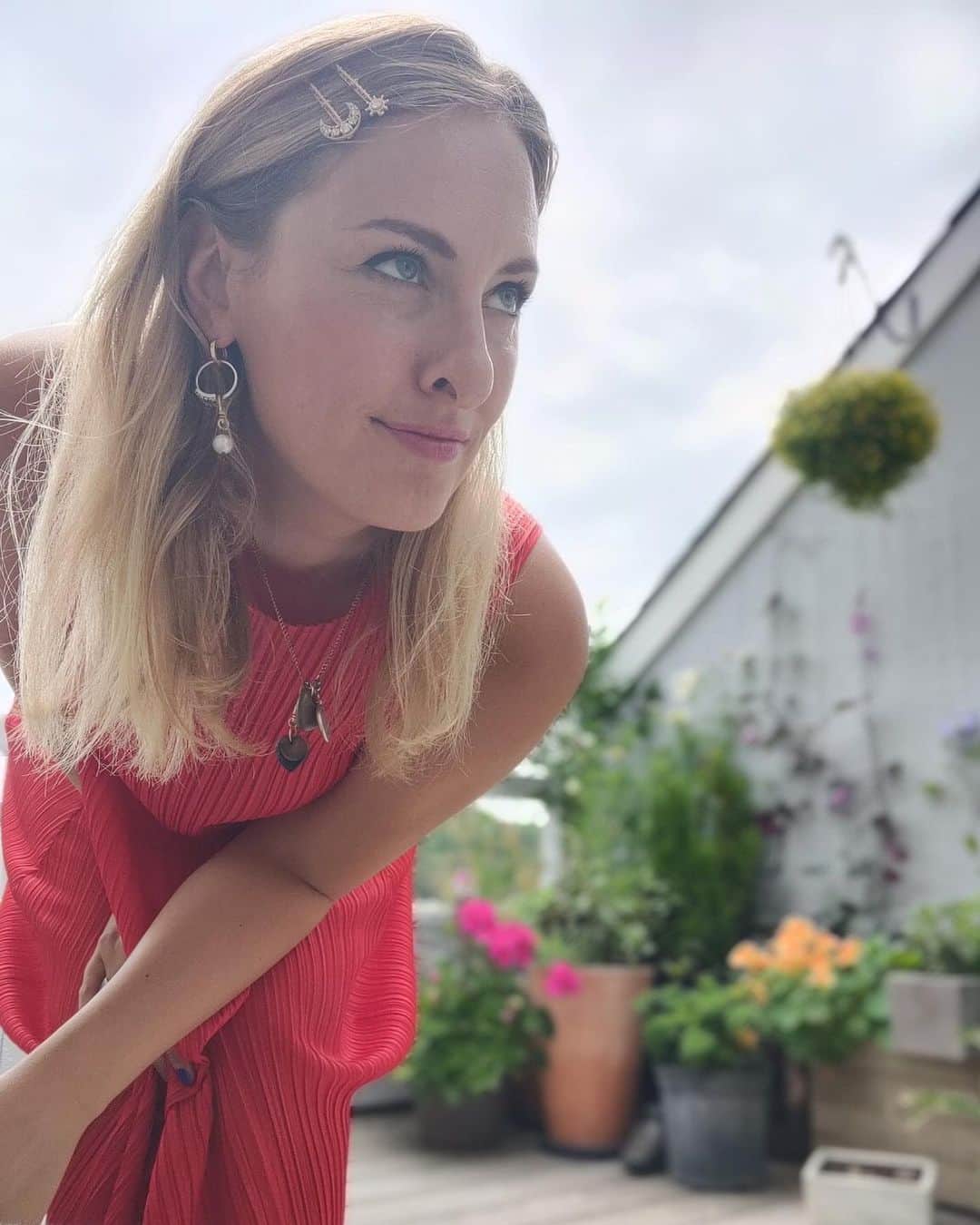 ルル フロストのインスタグラム：「WFH style never looked so chic. Founder & Creative Director, Lisa styling up code rings clipped onto our Frost Fine Baby Hoops, vintage charm cluster necklace, and our upcoming FW20 hairpins with a summery Issey Miyake Pleats Please dress. #lulufrost」