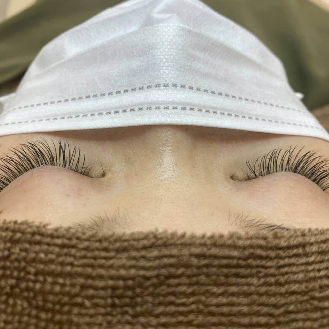 村田千鶴さんのインスタグラム写真 - (村田千鶴Instagram)「まつえくしたよ。  フラットスプリットのゴージャス💎  目頭から目尻まで長さ違うんよ～  #目元から漂うゴージャス感 #この角度で見たらフサフサ #あまりにフッサフサじゃけん #相方にらくだみたいって言われたよ #褒められとるんかな🐫 #何コブらくだじゃろ  朝まで韓国ドラマ見て号泣して、目がパンパンだったのバレてないかな😝  帰ってから続き見てまた泣いて１本取れたの謝りたい🙏  #マツエク #フラットスプリット #ゴージャス #LUSH #広島  #このみ #村田千鶴」6月29日 22時52分 - muratachizuru