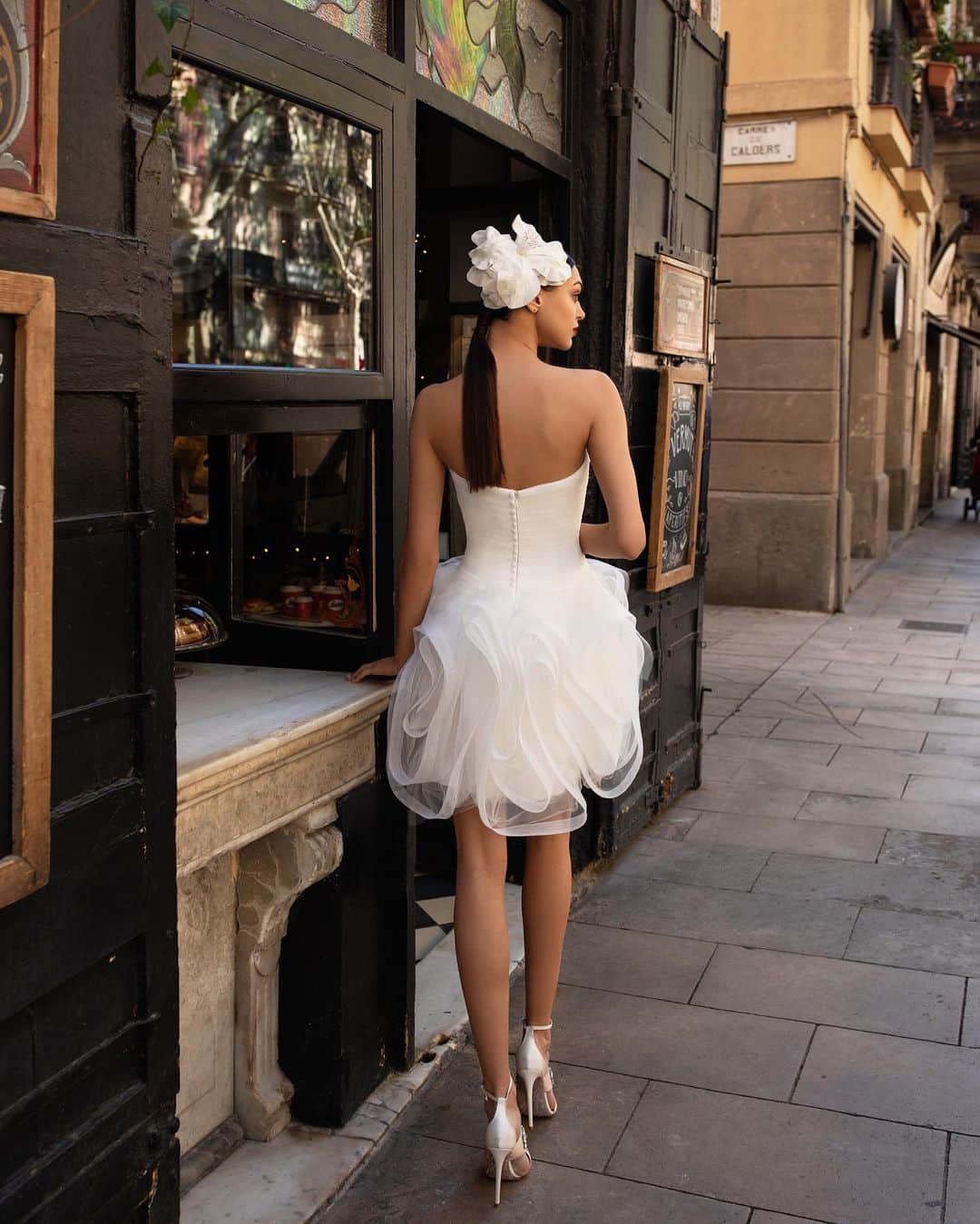 Pronoviasさんのインスタグラム写真 - (PronoviasInstagram)「Short and glamorous! Are your looking for the perfect summery bridal look? Meet the LWD 07 and fall for its sculpted skirt of layered, wavy ruffles. Click now on the link in bio!  #shortweddingdress #summerwedding #pronovias #pronoviasdress」6月29日 22時55分 - pronovias