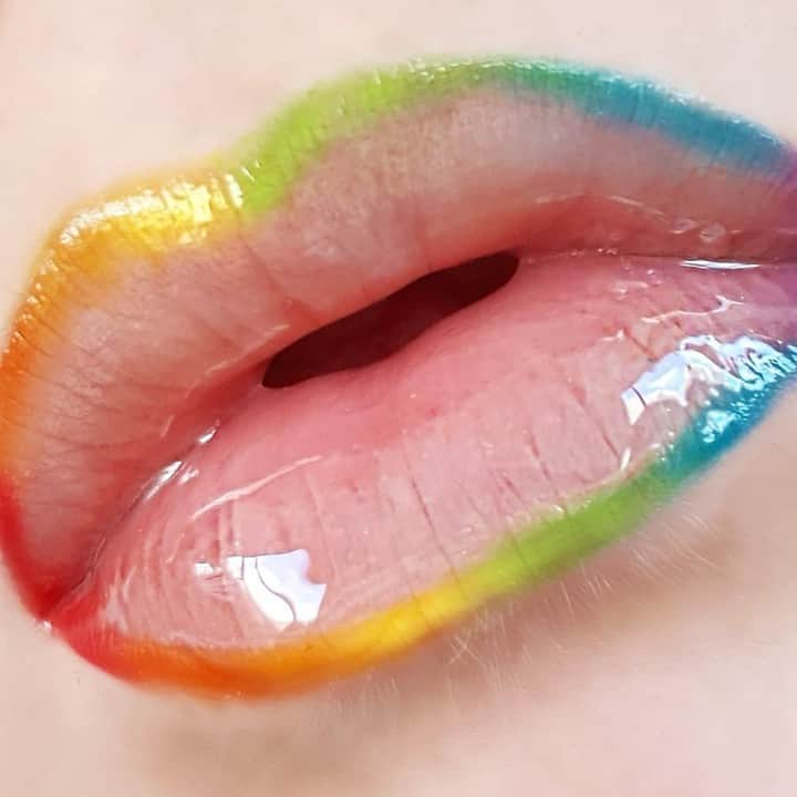 M•A•C Cosmetics Franceさんのインスタグラム写真 - (M•A•C Cosmetics FranceInstagram)「M•A•C - PRIDE 🌈 Notre makeup Artist @mariamarkham vous propose un makeup Pride sur la bouche pour changer 🤩 Préférez-vous les makeups Pride sur les yeux ou la bouche ? 😎  Produits utilisés :Palette "It's Designer", Lipglass Clear  Crédit : @mariamarkham #MACCosmetics #MACCosmeticsFrance #MACPride #MACPride2020 #Pride #PrideMakeup #Pride2020 #MACLovesPride.」6月29日 23時00分 - maccosmeticsfrance