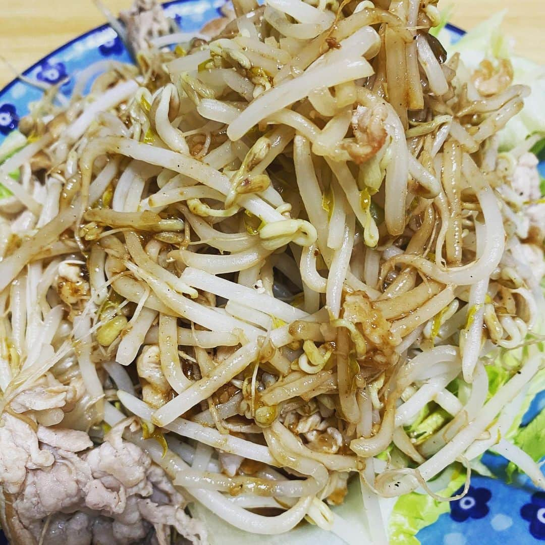 元木寛人のインスタグラム：「久々に！  ヤサイマシマシ(麺なし)  茶色の下に 草原が広がっています  #久々の投稿  #ご無沙汰しています #先日野球実況させていただきました #野球も #サッカーも #帰ってきた #日本に #福岡に #スポーツが帰ってきた #SSPカップ　サッカー決勝 #龍谷高校と佐賀商業高校の熱戦も #見事でした #スポーツの感動 #やっぱり素晴らしい #引き続き #コロナには気をつけて #油断せずに #新しい日常の中で #新しい思い出を #つくっていきたい #雨にも気をつけて #常に万一のことを考えながら #日々を楽しく過ごしたい #あげる料理 #茶色から緑へ #ちょっとずつ頑張ります #今日も一日お疲れ様でした #明日も良い日になりますように」