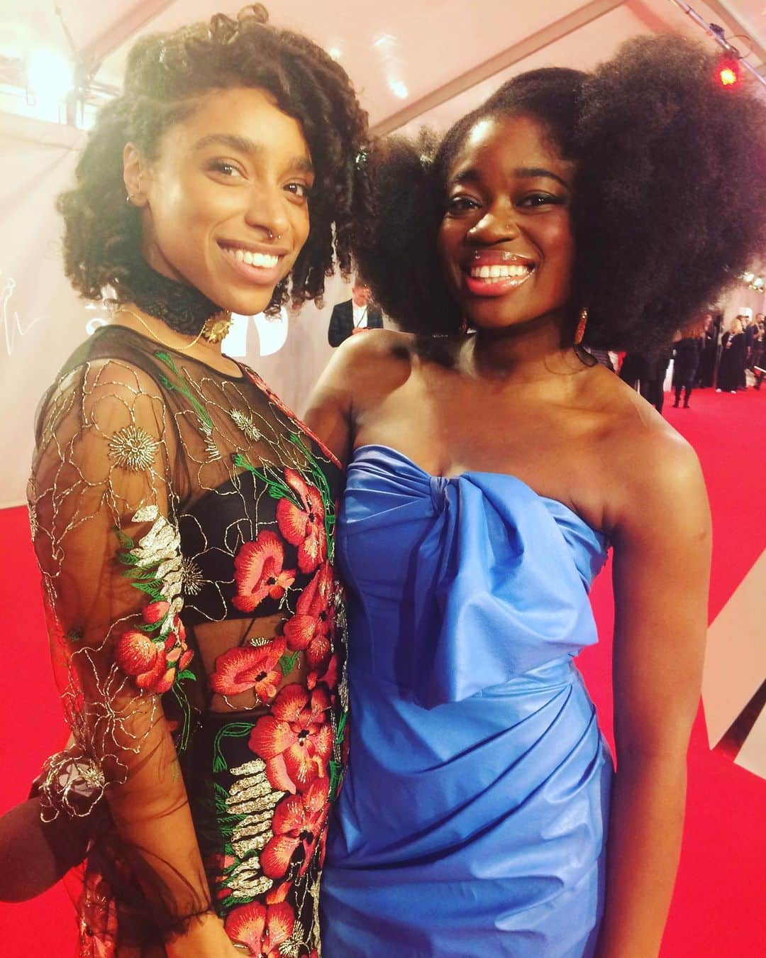 リアン・ラ・ハヴァスのインスタグラム：「Queen 👑 @claraamfo has made my song “Can’t Fight” her tune of the week on @bbcradio1 !!! 🌞☺️😎😝🤘🖤🙃🌸Thank you, Clara🌸 Throwback to us at the @BRITs 2017 😭」