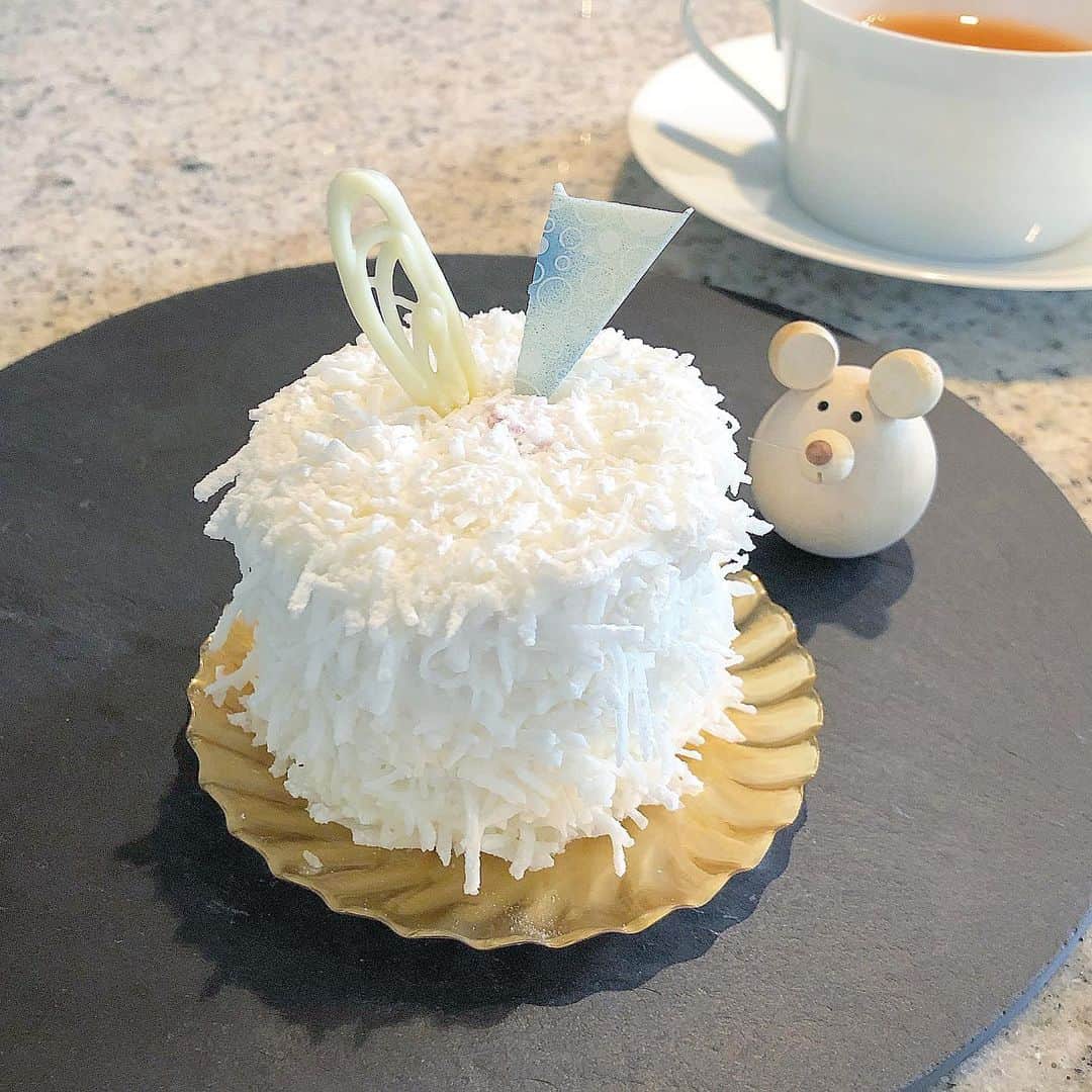 榊山敬代のインスタグラム：「🥥🏝🧁… ・ 週末のご褒美は ハワイアンの巻  生地のなかは甘いクリームと ラズベリーのジャムがトロリ  意外にも甘すぎずアッサリな 口当たりでもうひとつケーキ をペロリしてしまいました日  そのケーキはまた後日UP哉..🙄… ・ ・ ところでハワイ気分といいますと 海外旅行を懐かしく想い出すとき  海外はスイスオーストラリアパリバルセロナ と旅をした思い出がありますけど海外旅行は この数カ国のなかでも相性悪くて残念な印象  これは不思議なのですけど 肌が合わないといいますか  海外到着するなり 妙に不安になって  日本に早くかえりたいよ〜泣  と日本のことばかり考えては 日本との相性の良さを感じる  不思議な感覚なのでした  そのように海外旅行を警戒する中 ハワイへと訪れた時がありまして  なんと不思議なことに 日本に帰りたい宣言が 解除されてますように  特にワイキキあたりでは 銀座の横に海があるねと いう感覚へとなるくらい  東京に似た雰囲気が安心するのでした  そのような経験もありまして 肌に合う国もあるのかなぁと ハワイは教えてくれたのでした  ハワイは大人数で訪れたのですが ビーチの波際でワイワイ懐かしく 今となりましては貴重な思い出也 ・ ・ #また行きたいな … ・ ・ 🌴🐚… ・ ・ ・　 #おうちハワイ  #おうち時間 #おうち大好き #enjoyhome ・ ・  #cream #cake #ケーキ #ココナッツ #coconu #帝国ホテル東京 #cafe #ハレクラニ　#ガルガンチュワ #スイーツ #おやつ #紅茶 #マルコポーロ #マリアージュフレール #MARIAGEFRERES  #おうちカフェ #coffee #ご褒美　#ハワイ #日本画家 の #ご褒美　#Hawaii  #お掃除日和」
