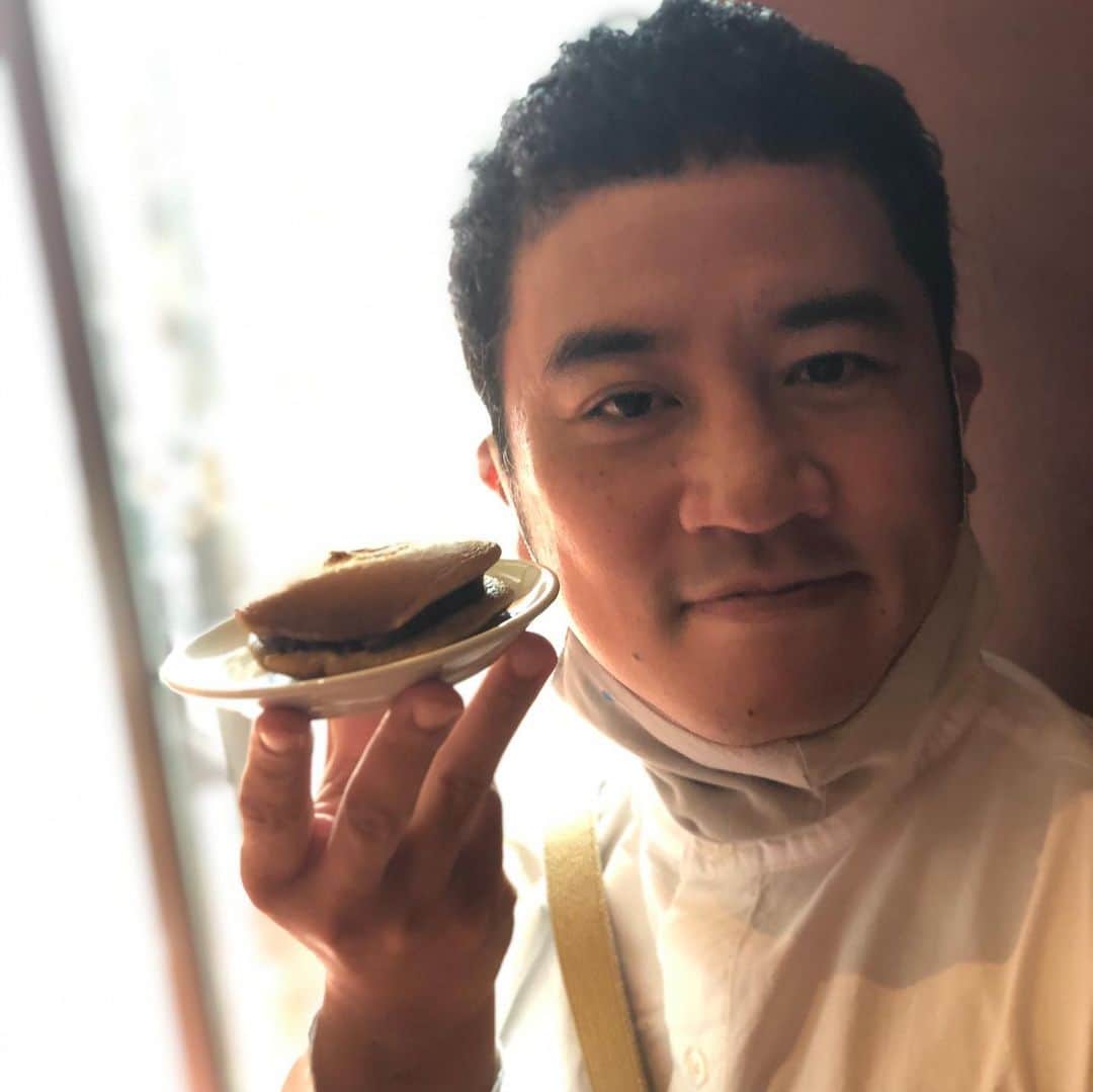与座よしあきのインスタグラム：「皆んなどら焼き好きだろう？僕もなんだよ。だから生まれ変わったらどら焼きをのせる専用の皿になりたいね。それか大金持ち。#猿田彦珈琲 #下北沢 #どら焼き」