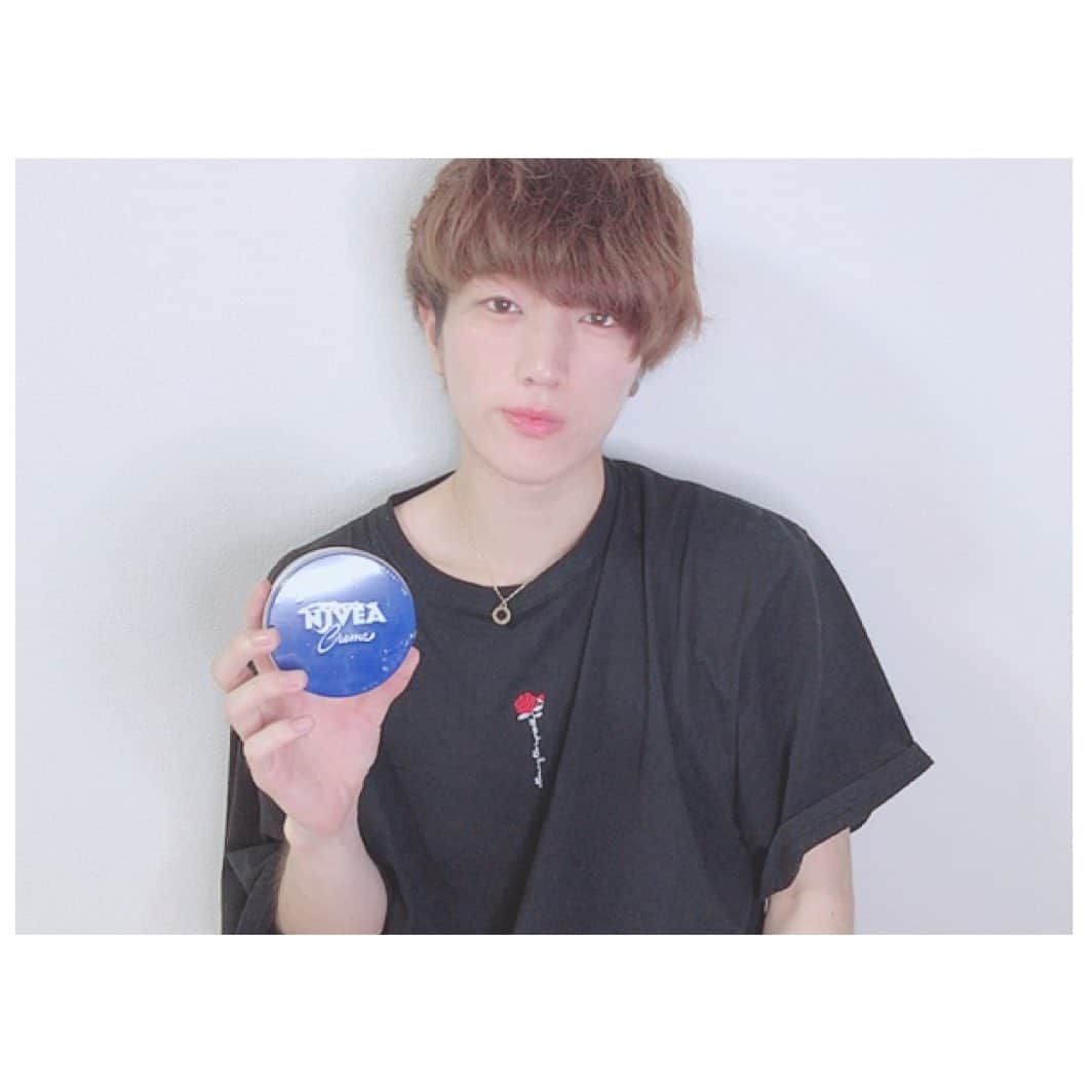 のインスタグラム：「どういう感情のニベア？　#塩顔男子 #オレンジメイク #ホスト #塩顔男子 #ニベア #アオカン　#いいね返し　#5人だけする　#いいねした人限定で　#韓国　#韓国男子　#韓国メイク　#bts」