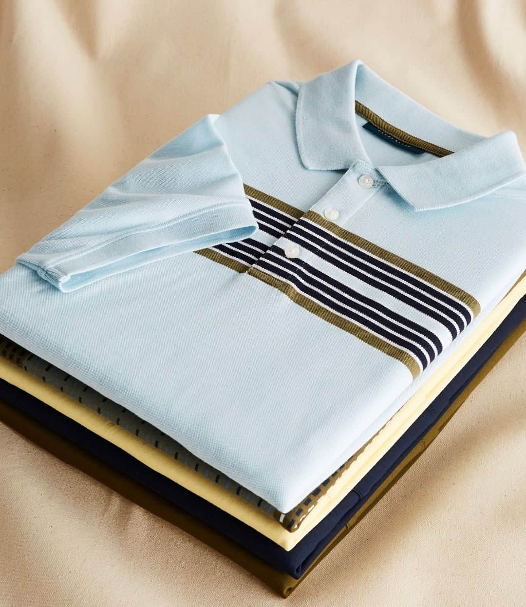 ペリーエリスのインスタグラム：「Mondays in our super-soft pima cotton blend. Think lightweight, breathable knit for exceptional comfort #lifereadysince1976」