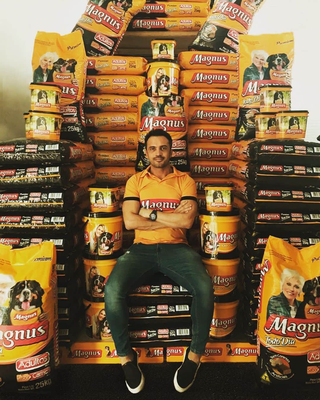 アレッサンドロ・ローザ・ヴィエイラのインスタグラム：「Fala Galera!  Estou aqui de novo pra anunciar mais uma ação que vou fazer em parceria com a #Adimax , através do programa social Lojista Solidário.  Vamos doar mais de 1 tonelada de rações Magnus para 3 ONGs diferentes. Muitos animais que foram resgatados e estão em busca de um lar vão ter seu alimento garantido por alguns dias.  A alimentação é uma necessidade básica desses cães e gatos resgatados. Por isso, se você gosta de pets e puder, ajude uma ONG da sua cidade a manter os animais que abrigam através de doações. Outra forma bem bacana de ajudar é divulgando o trabalho dela.  Eu e a Adimax estamos juntos em prol da causa animal.  Siga a @magnusoficial nas redes sociais e confira as outras ações da marca. #ad」