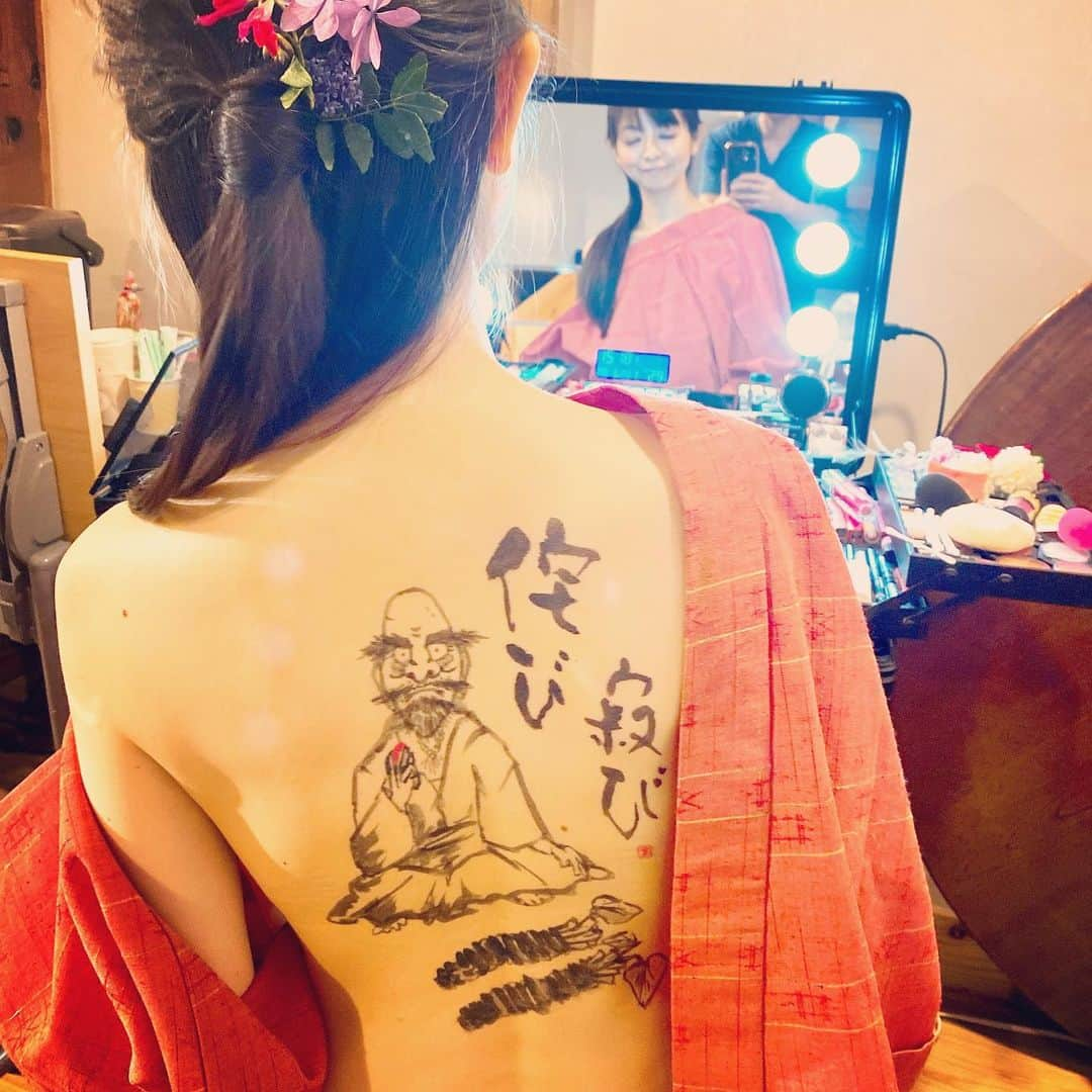 園山真希絵さんのインスタグラム写真 - (園山真希絵Instagram)「背中に山葵と達磨。 I’d like to let people in the world know about the wonderful Japanese food culture. That's why I’m going to express it through calligraphy art. A calligraphy artist will paint Japanese food and dharma from Zen Buddism on my back every month. #calligraphy #femalebody  #calligraphyart  #wonderfuljapanesefood #wasabi  #back  #zen  #dharma  #application  #beautiful  #healthyfood  #washoku  #wonderfull  #小林三左衛門先生  #女体書道  #背中書道 #背中に感謝 #わびさび  #侘び寂び  #山葵  #達磨  #くびれ欲しい  #女子力アップ のために #人間力アップ のために #自分磨き のために #撮影 が終わった後は食べすぎ&飲みすぎ #インスタ 相変わらず自分でできない #園山真希絵」6月29日 23時35分 - makiesonoyama