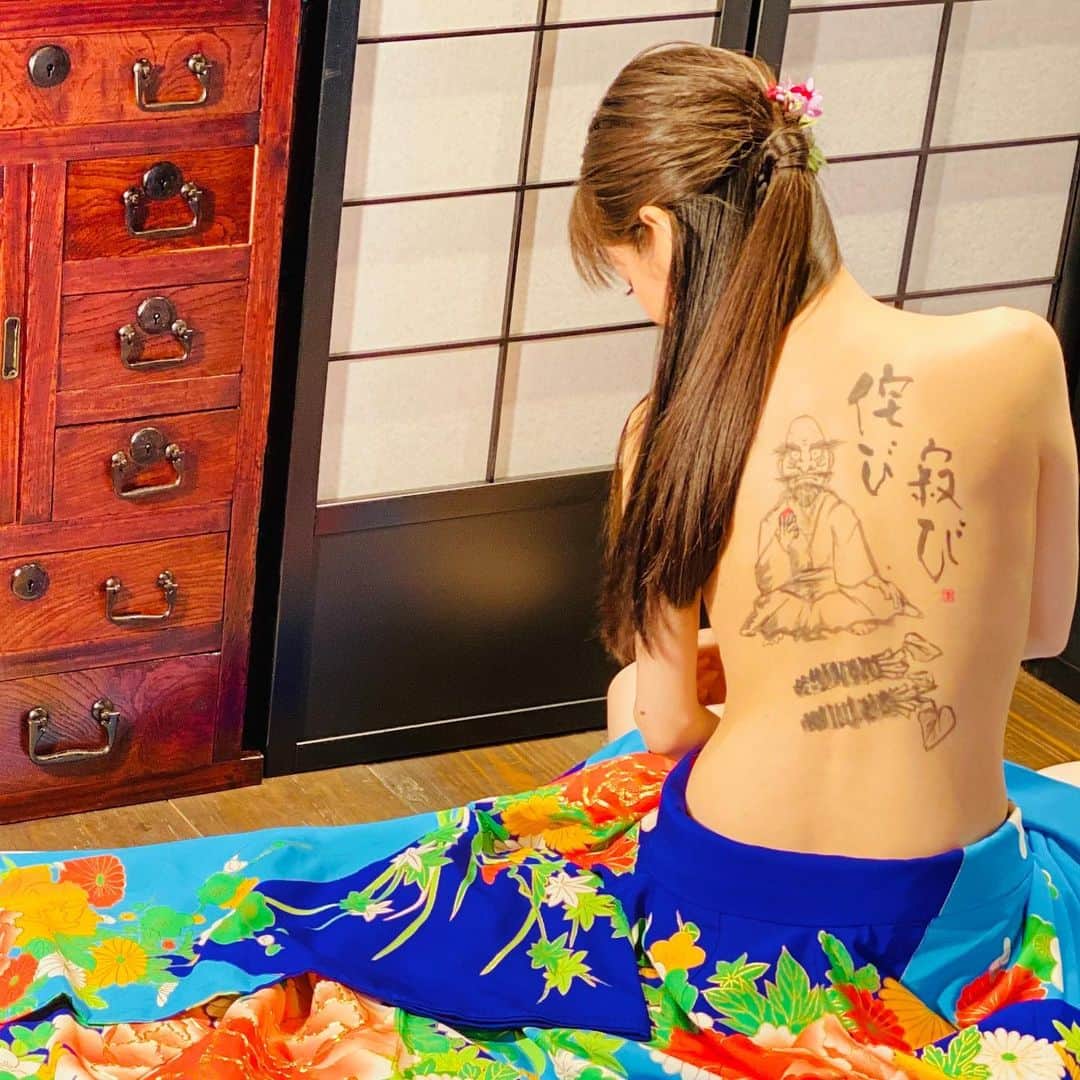 園山真希絵さんのインスタグラム写真 - (園山真希絵Instagram)「背中に山葵と達磨。 I’d like to let people in the world know about the wonderful Japanese food culture. That's why I’m going to express it through calligraphy art. A calligraphy artist will paint Japanese food and dharma from Zen Buddism on my back every month. #calligraphy #femalebody  #calligraphyart  #wonderfuljapanesefood #wasabi  #back  #zen  #dharma  #application  #beautiful  #healthyfood  #washoku  #wonderfull  #小林三左衛門先生  #女体書道  #背中書道 #背中に感謝 #わびさび  #侘び寂び  #山葵  #達磨  #くびれ欲しい  #女子力アップ のために #人間力アップ のために #自分磨き のために #撮影 が終わった後は食べすぎ&飲みすぎ #インスタ 相変わらず自分でできない #園山真希絵」6月29日 23時35分 - makiesonoyama