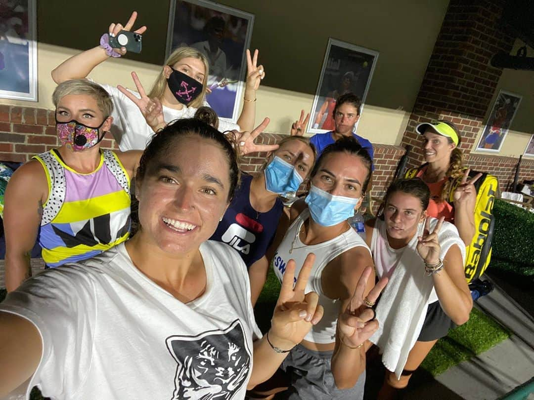 ダニエル・コリンズのインスタグラム：「We got the job done last night! 🎾✌️ Biggest thank you to everyone who helped put on this event! Especially Bob, Eleanor, all of the awesome sponsors, volunteers, and balls kids!!So grateful for the opportunity to do what I love and compete again. And even more fun playing for the front line workers here in Charleston. @volvocaropen is one of my favorite events of the year. I was really sad when covid made it impossible to continue with the tour events. This has been an incredibly special week, seeing how everyone was able to work hard and come together by following all of the necessary safety precautions so all of us players could get out there and compete!!#teampeace #champs」