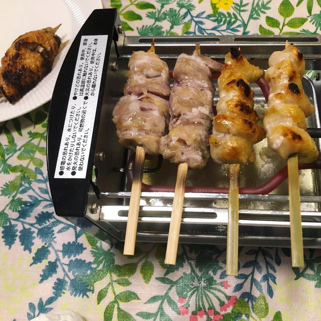 世手子さんのインスタグラム写真 - (世手子Instagram)「Easy yakitori party at home🏠 Moreover, there is no smoke and it is wonderful✨ Enjoyed healthy vegetable soup in 1 minute in the microwave🌽 I want to work hard on my diet because my self-restraining life continued(；ω；) @torikojapanofficial  @veranding_toriko  息子が寝たすきにw #鳥幸 の #焼鳥 を #verandingtoriko で #体験型お取り寄せ )^o^( #べランディング鳥幸 セット（╹◡╹） #お取り寄せ しましたー！（＾_＾） #煙が出ない 焼鳥台がついてきて便利だった(#^.^#) #チャコールオイル や 色んな調味料がついてきて焼鳥の作り方をマスターできました(*ﾟ▽ﾟ*) #monmarche #野菜をMOTTO の #野菜をもっと #スープ と共に 焼鳥パーティー (・∀・) #レンジ で1分で #カップスープ ができちゃう(*´∇｀*) 結構量もあって野菜もたっぷり #ヘルシー ♪( ´θ｀)ノ #常温保存 ok!しかも #時短 ٩(^‿^)۶ 罪悪感ゼロの美味しいスープでほっこりっっ 色んな種類があって色鮮やかっっ コロナ太りのダイエットにもぴったりだー(^з^)-☆ そして #遠赤外線 で焼くと美味しいね٩(๑❛ᴗ❛๑)۶ 野菜もいい感じで焼けた(о´∀`о) 今ならこだわりの焼鳥セットが 通常価格：7,000円→5,000円！ タコパ同様、家に一台あってもいいね！ #モンマルシェ #簡単 #野菜 #備蓄 #子ども #ランチ #手軽 #巣ごもり消費 #野菜不足解消 #monipla #monmarche_fan」6月29日 23時42分 - rojide