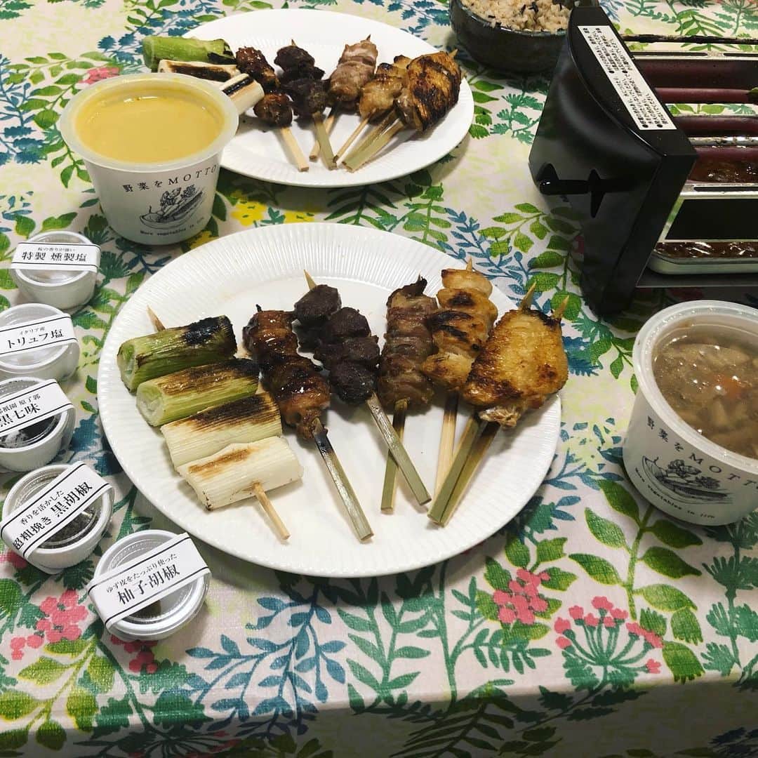 世手子さんのインスタグラム写真 - (世手子Instagram)「Easy yakitori party at home🏠 Moreover, there is no smoke and it is wonderful✨ Enjoyed healthy vegetable soup in 1 minute in the microwave🌽 I want to work hard on my diet because my self-restraining life continued(；ω；) @torikojapanofficial  @veranding_toriko  息子が寝たすきにw #鳥幸 の #焼鳥 を #verandingtoriko で #体験型お取り寄せ )^o^( #べランディング鳥幸 セット（╹◡╹） #お取り寄せ しましたー！（＾_＾） #煙が出ない 焼鳥台がついてきて便利だった(#^.^#) #チャコールオイル や 色んな調味料がついてきて焼鳥の作り方をマスターできました(*ﾟ▽ﾟ*) #monmarche #野菜をMOTTO の #野菜をもっと #スープ と共に 焼鳥パーティー (・∀・) #レンジ で1分で #カップスープ ができちゃう(*´∇｀*) 結構量もあって野菜もたっぷり #ヘルシー ♪( ´θ｀)ノ #常温保存 ok!しかも #時短 ٩(^‿^)۶ 罪悪感ゼロの美味しいスープでほっこりっっ 色んな種類があって色鮮やかっっ コロナ太りのダイエットにもぴったりだー(^з^)-☆ そして #遠赤外線 で焼くと美味しいね٩(๑❛ᴗ❛๑)۶ 野菜もいい感じで焼けた(о´∀`о) 今ならこだわりの焼鳥セットが 通常価格：7,000円→5,000円！ タコパ同様、家に一台あってもいいね！ #モンマルシェ #簡単 #野菜 #備蓄 #子ども #ランチ #手軽 #巣ごもり消費 #野菜不足解消 #monipla #monmarche_fan」6月29日 23時42分 - rojide